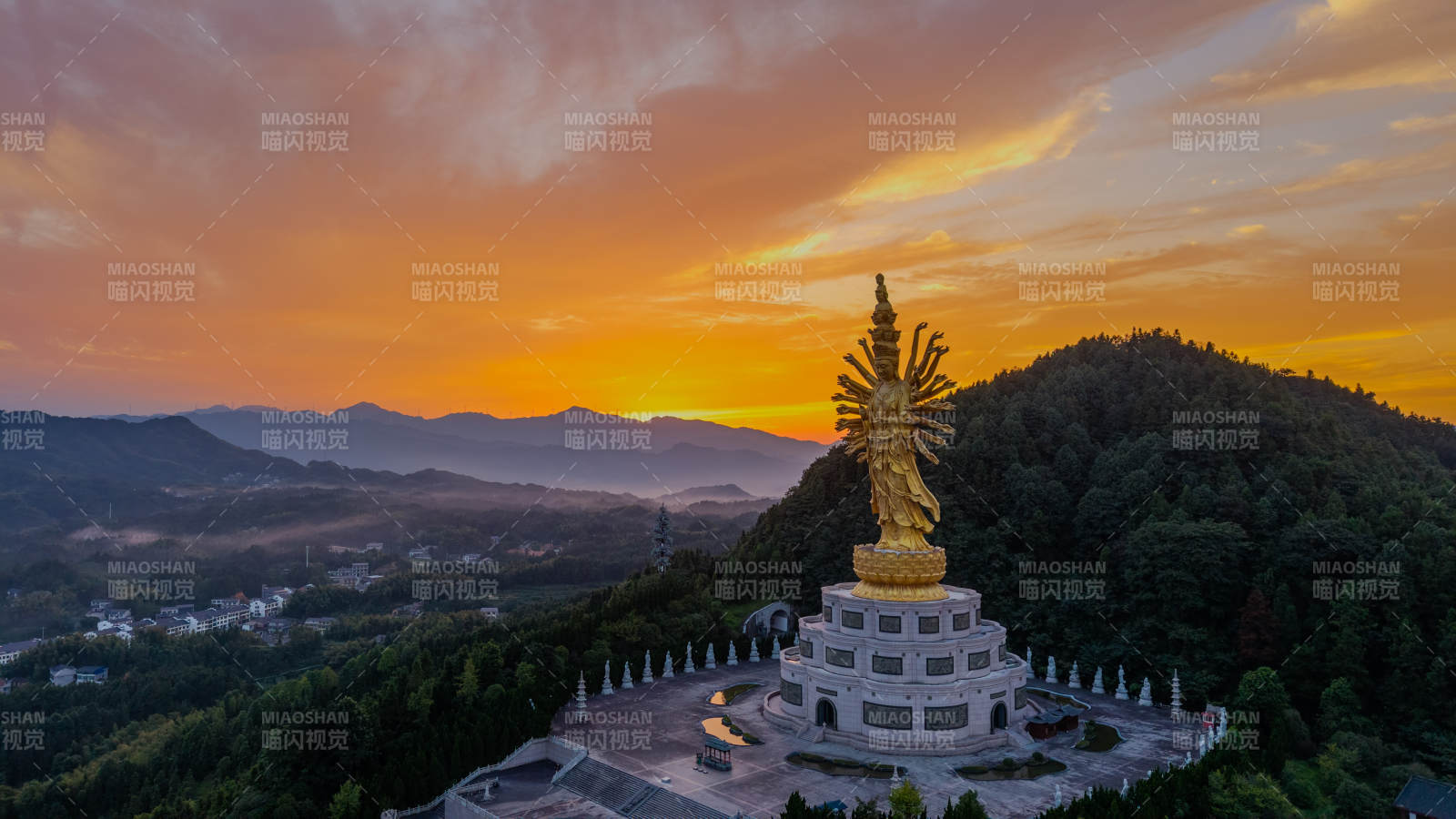 夕陽(yáng)下的佛像山景