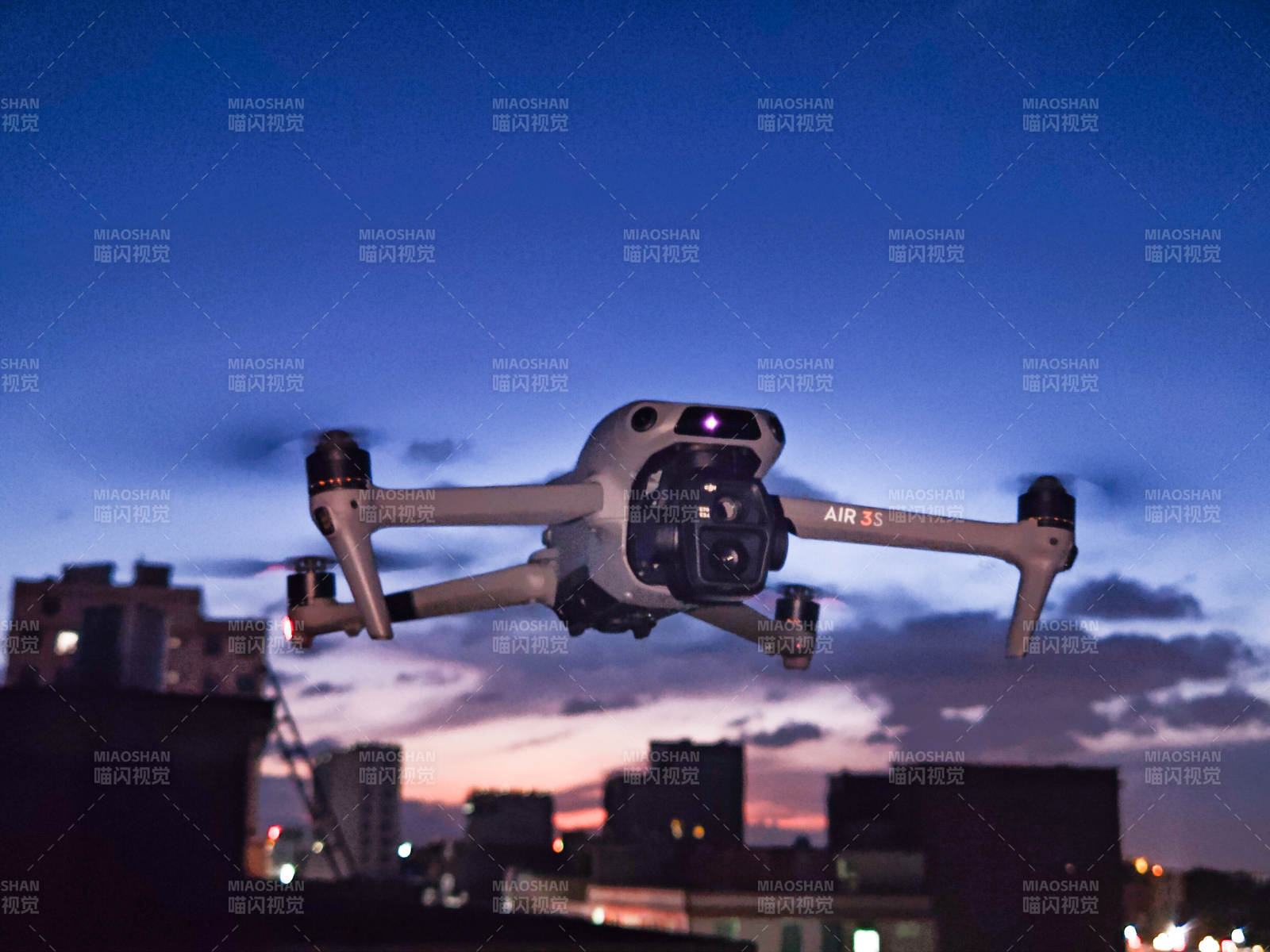 無人機夜航城市上空