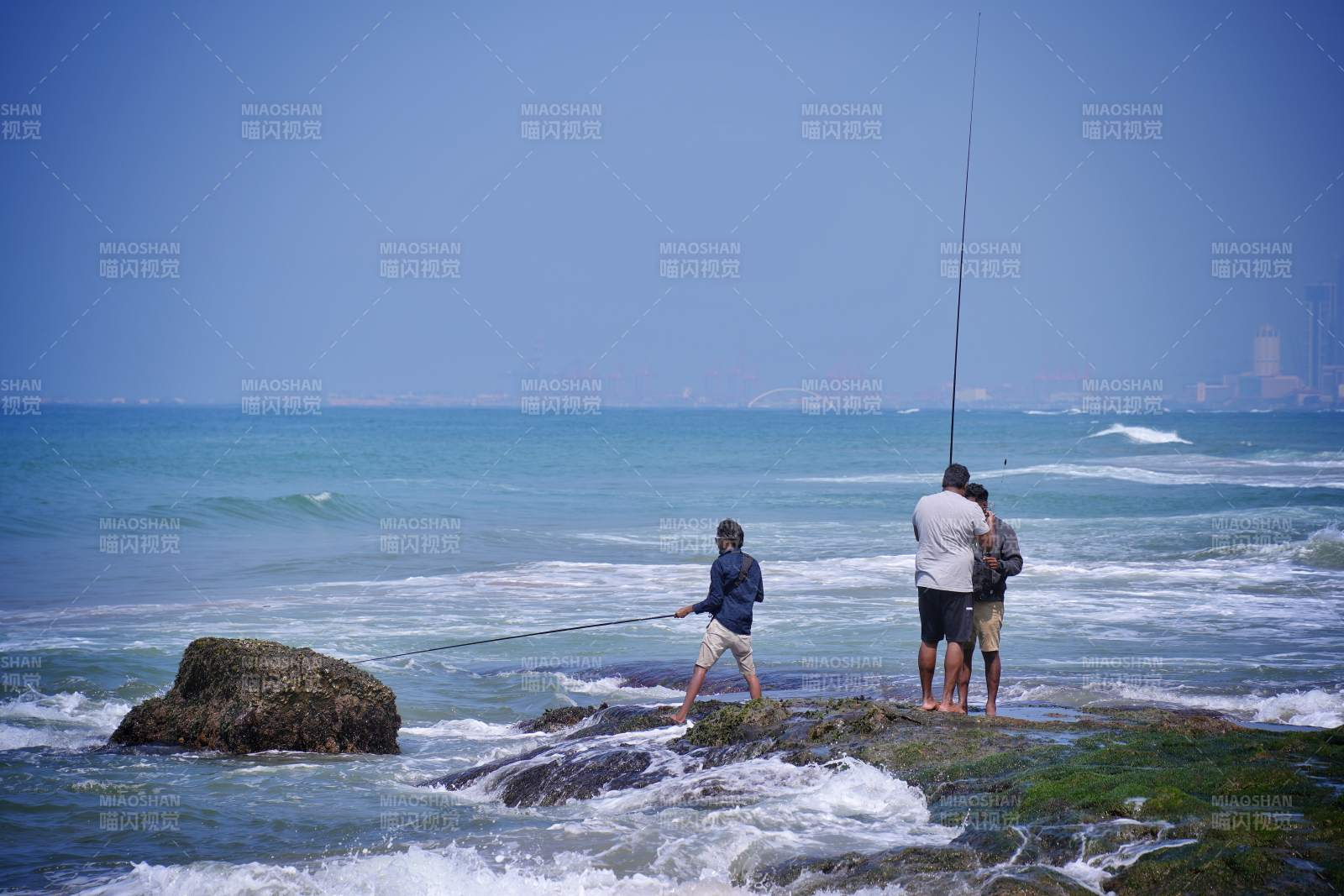 海邊垂釣三人行