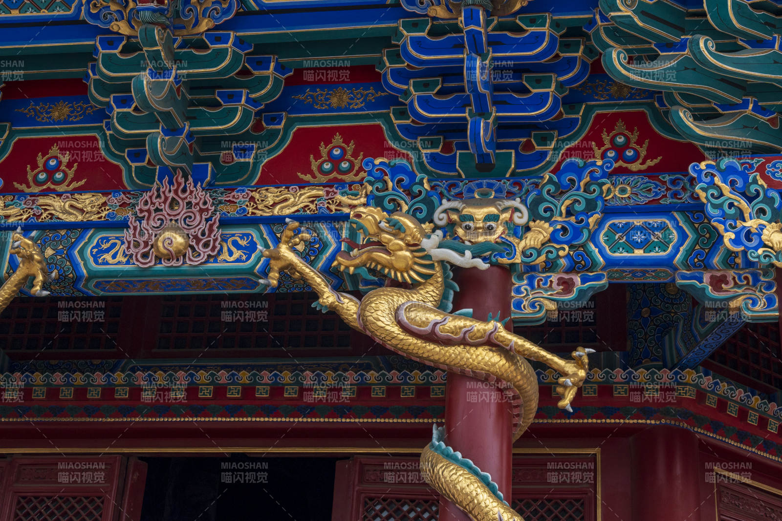 沈陽(yáng)故宮大政殿金龍戲珠彩繪飛檐