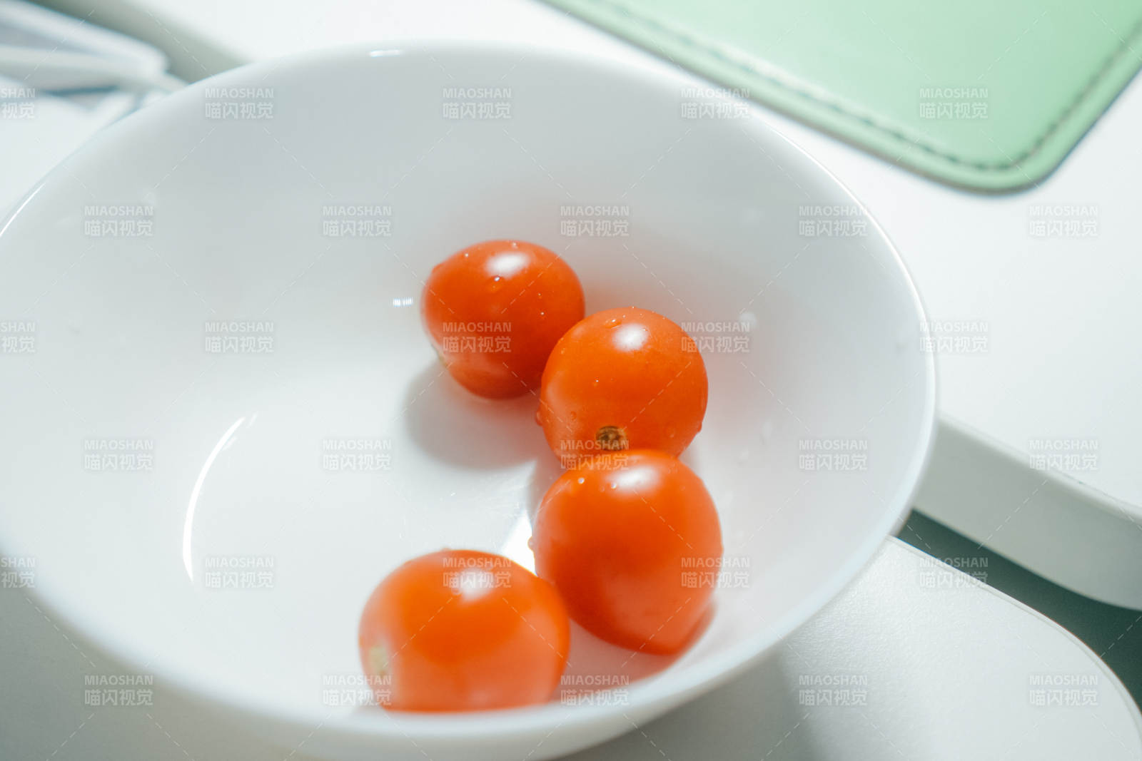 碗中四顆小番茄