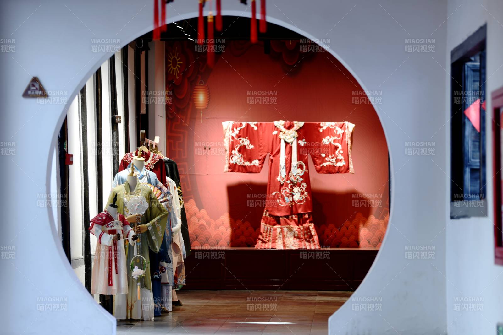 中國傳統服飾展示窗景