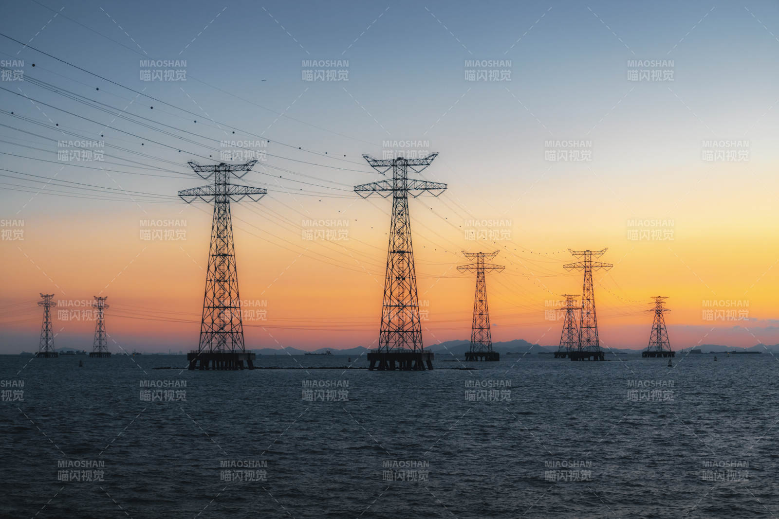 夕陽下的電力塔