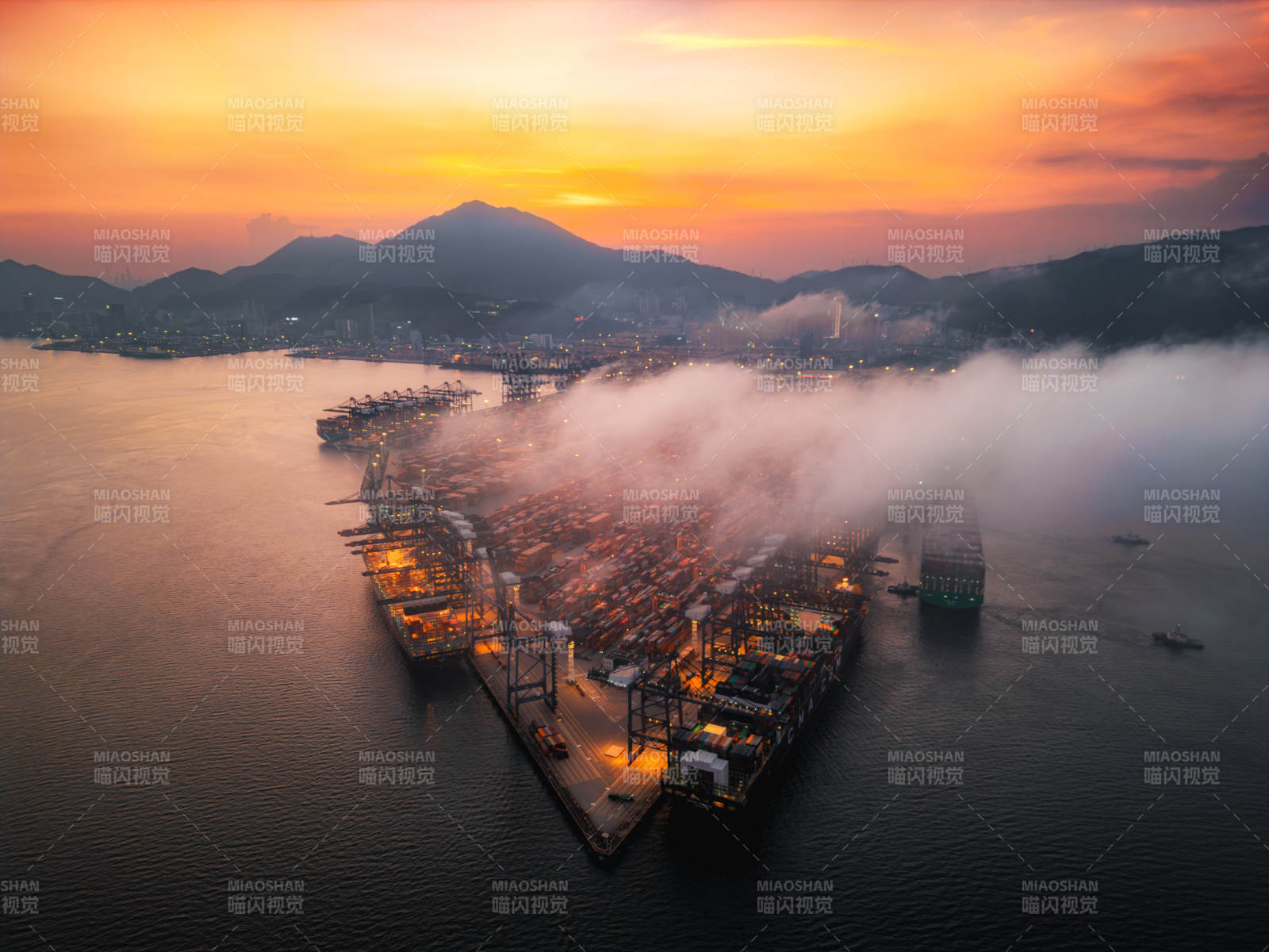 港湾晨雾映霞光