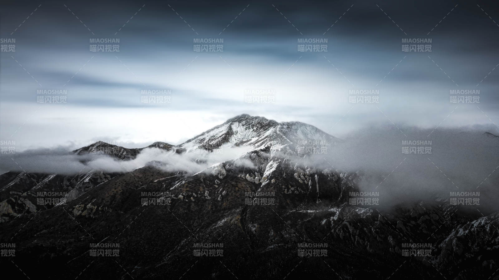 云霧繚繞雪山峰