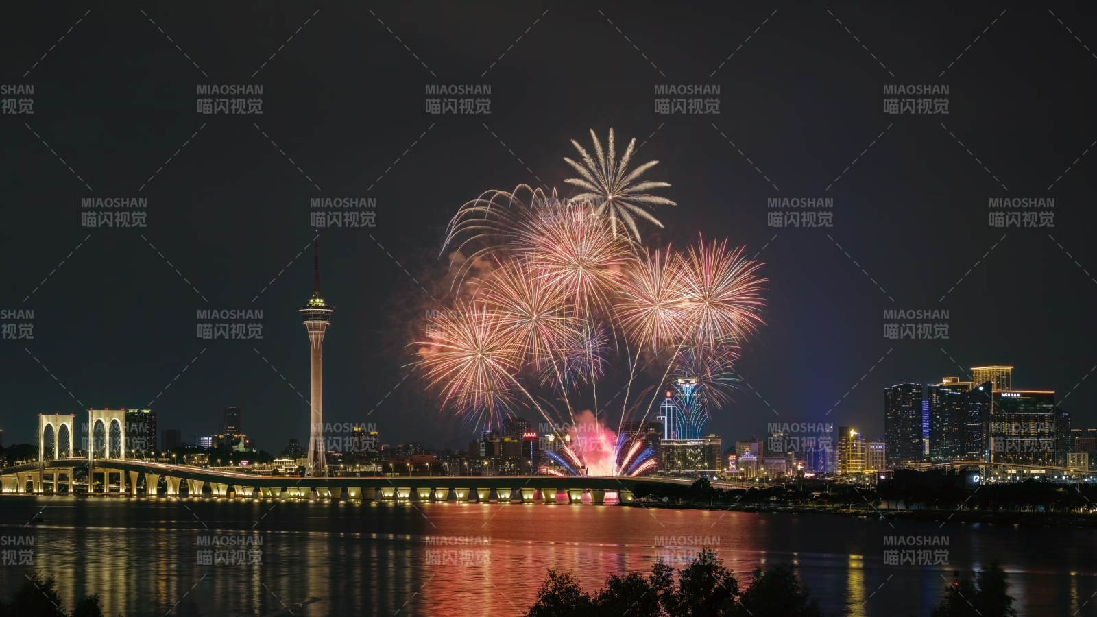 澳門夜景煙花綻放