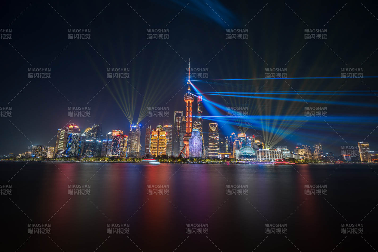 夜幕下的上海東方明珠燈光秀