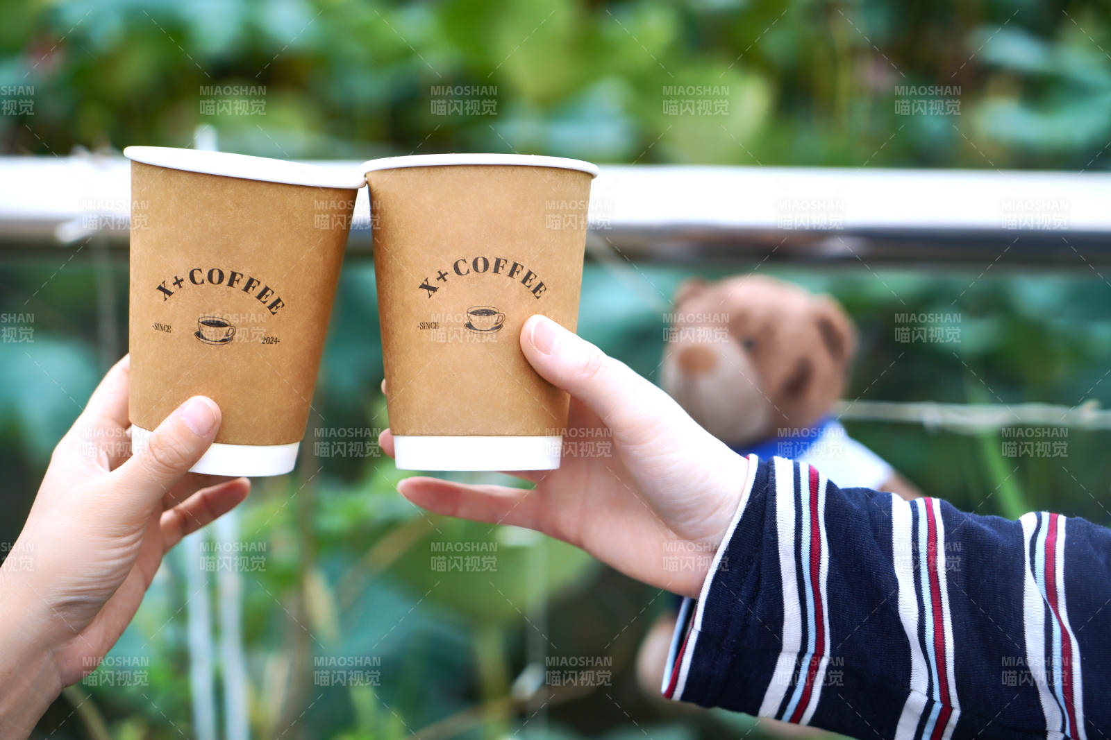 咖啡碰杯 萌犬相伴