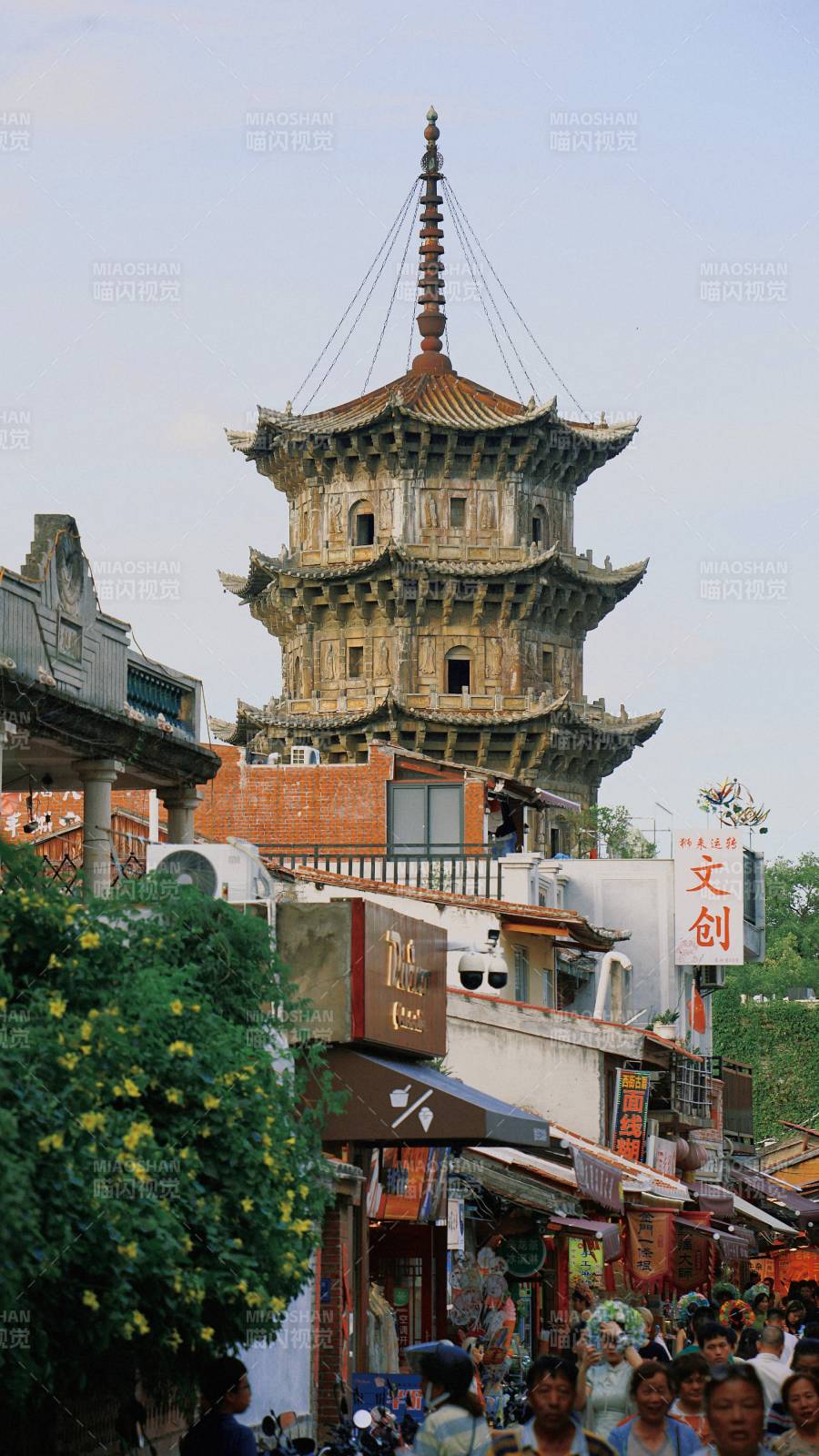 開元寺東西塔旁的街景繁華