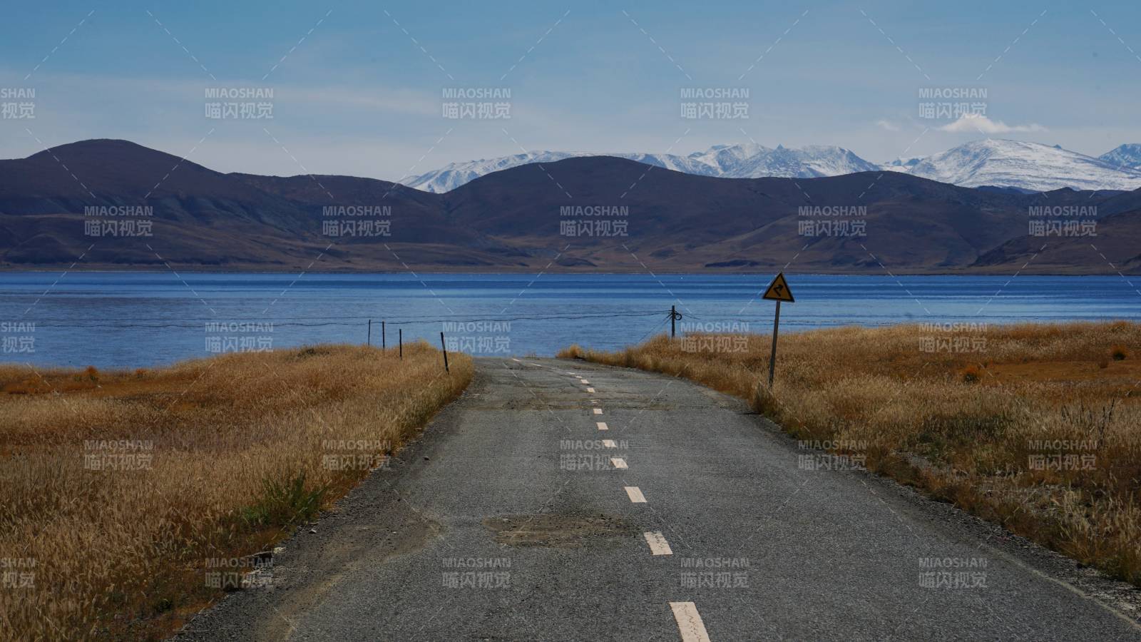 西藏羊湖東岸公路