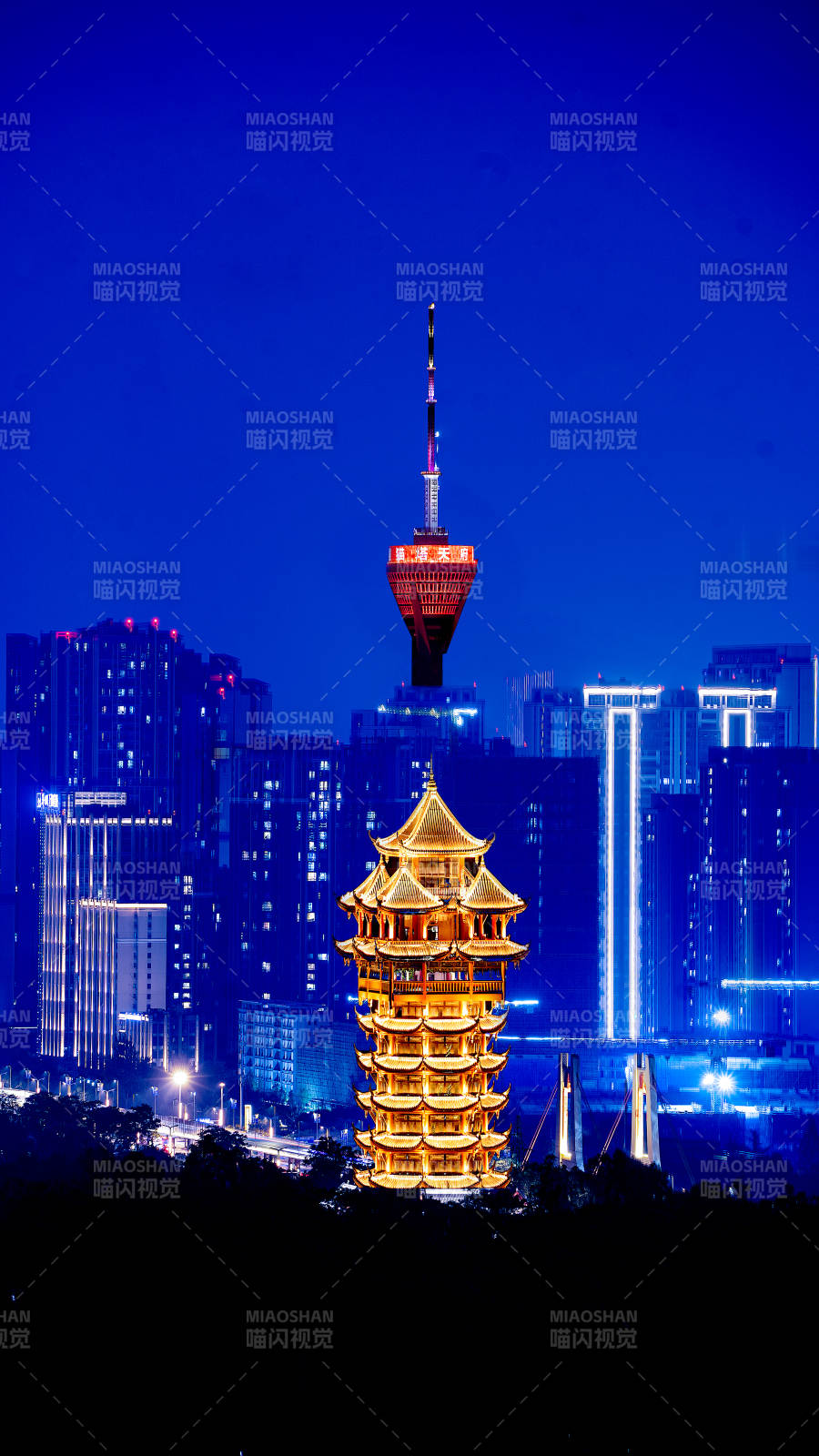 成都古今雙塔夜幕下的城市塔樓