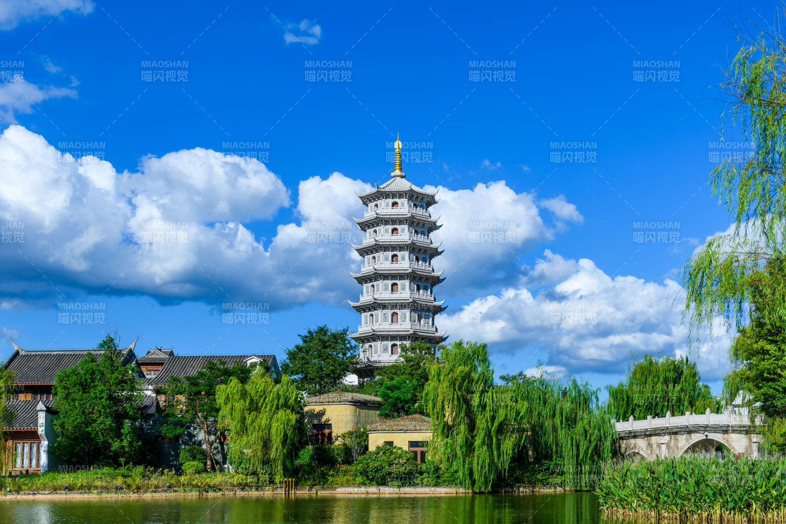 福州閩越水鎮湖畔古塔映藍天