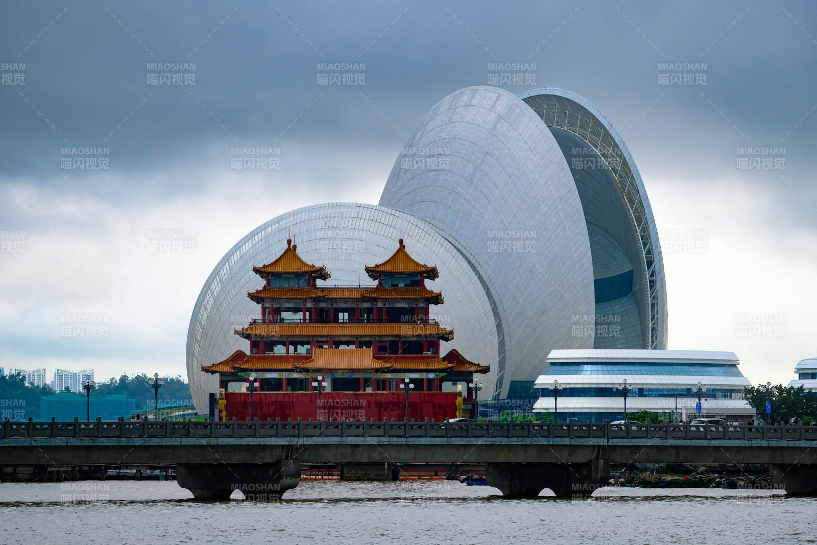 現代建筑與古塔相映--珠海大劇院