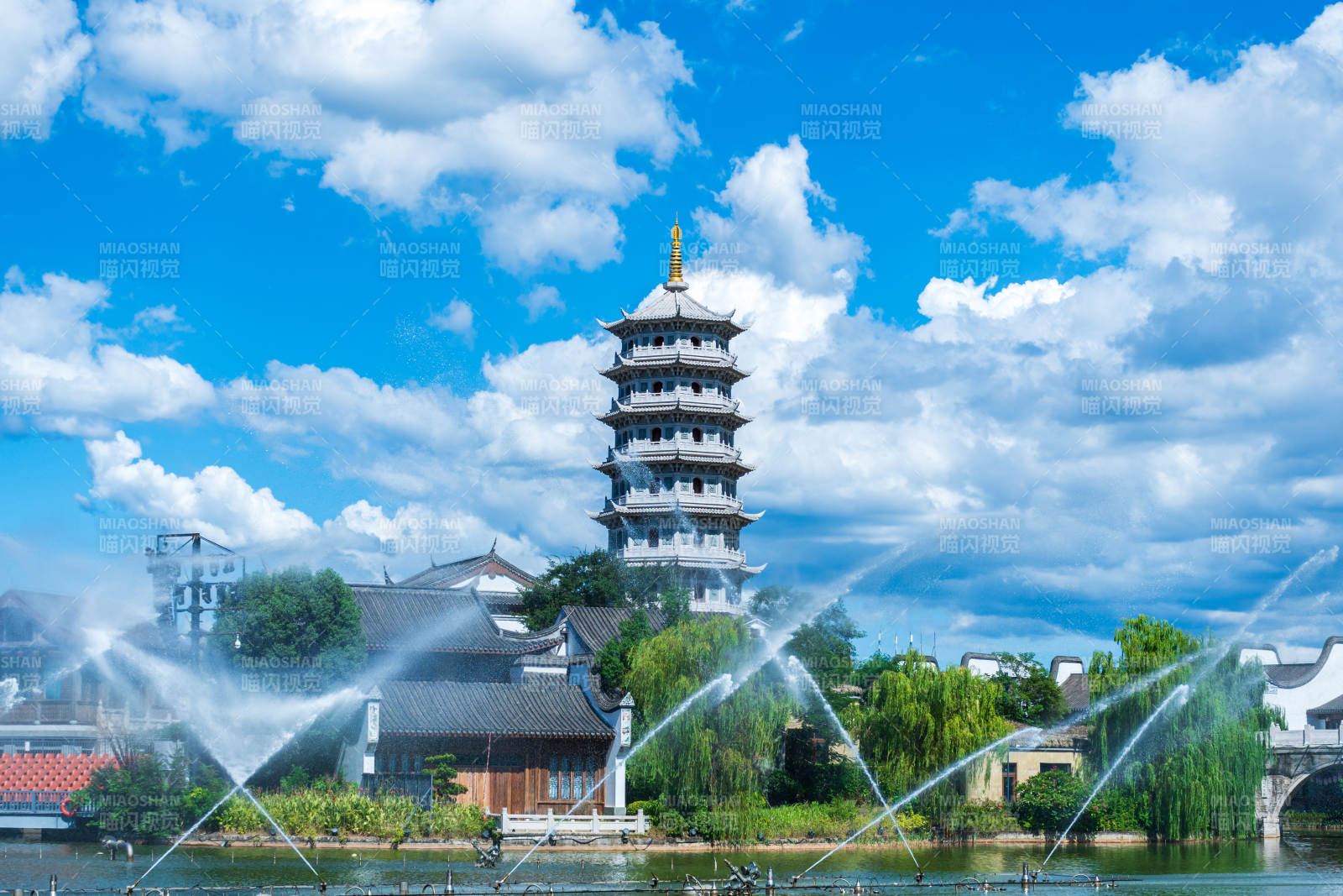 福州閩越水鎮(zhèn)塔影水舞藍(lán)天