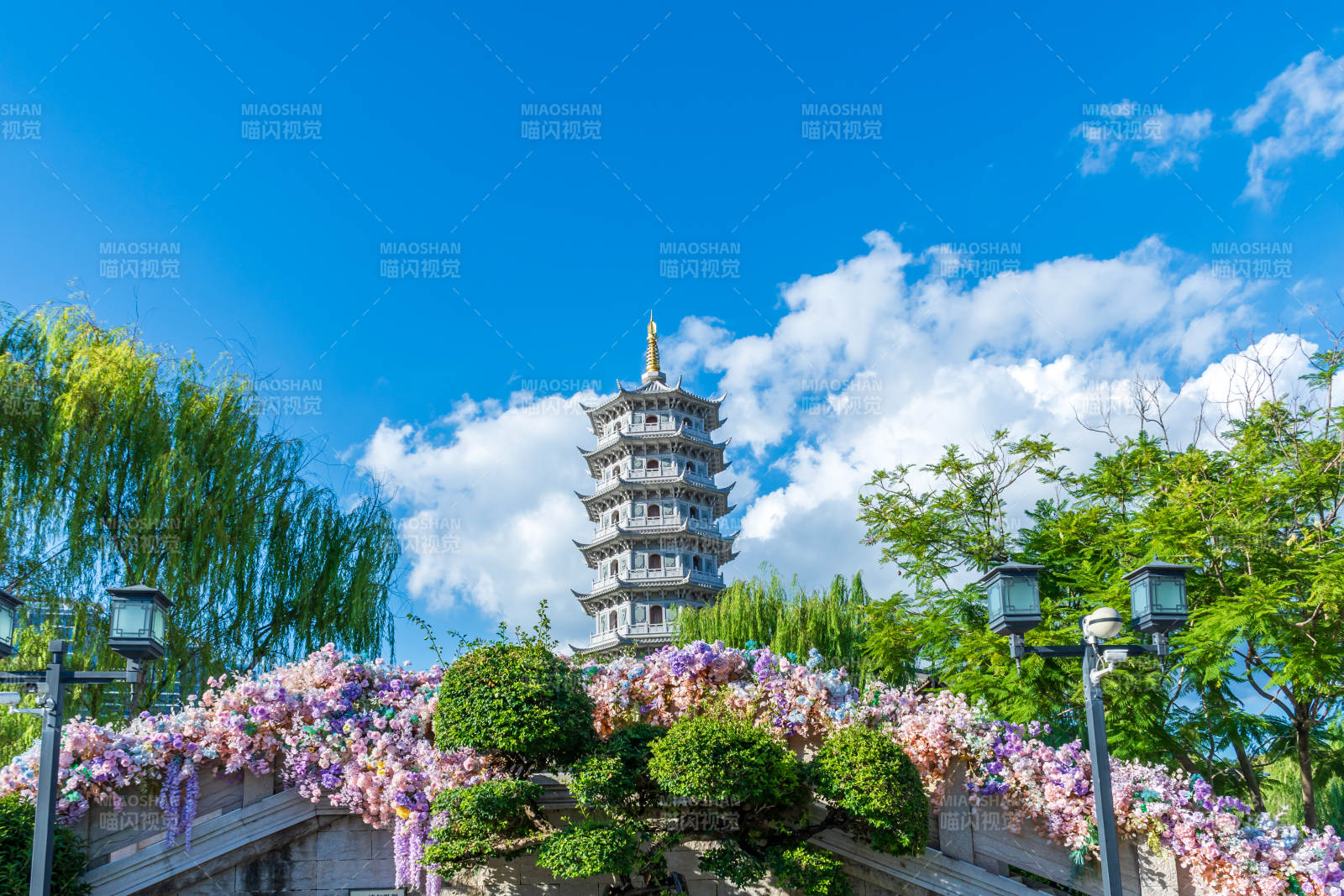 福州閩越水鎮(zhèn)塔影花海映藍(lán)天