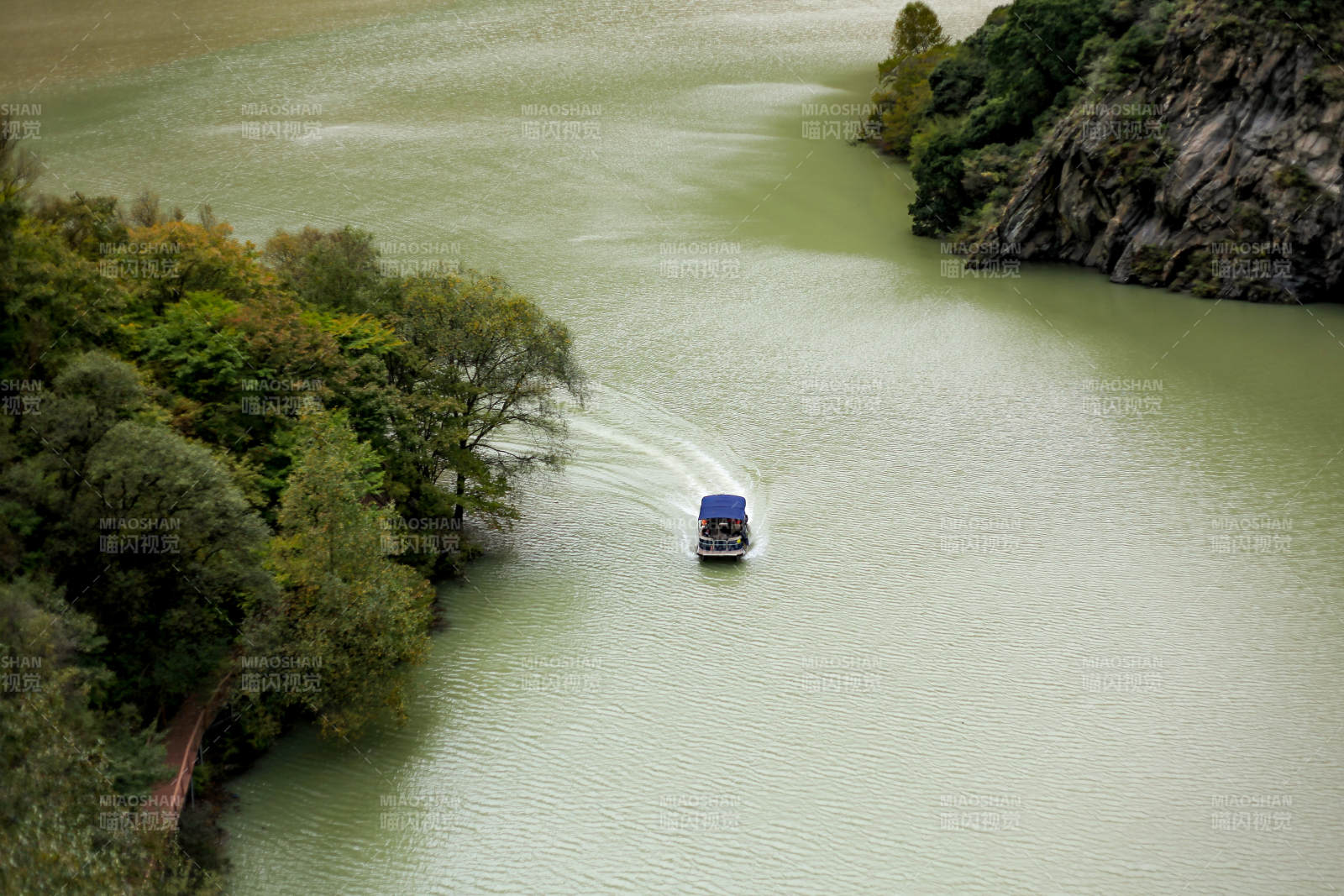 松坪溝湖上行舟