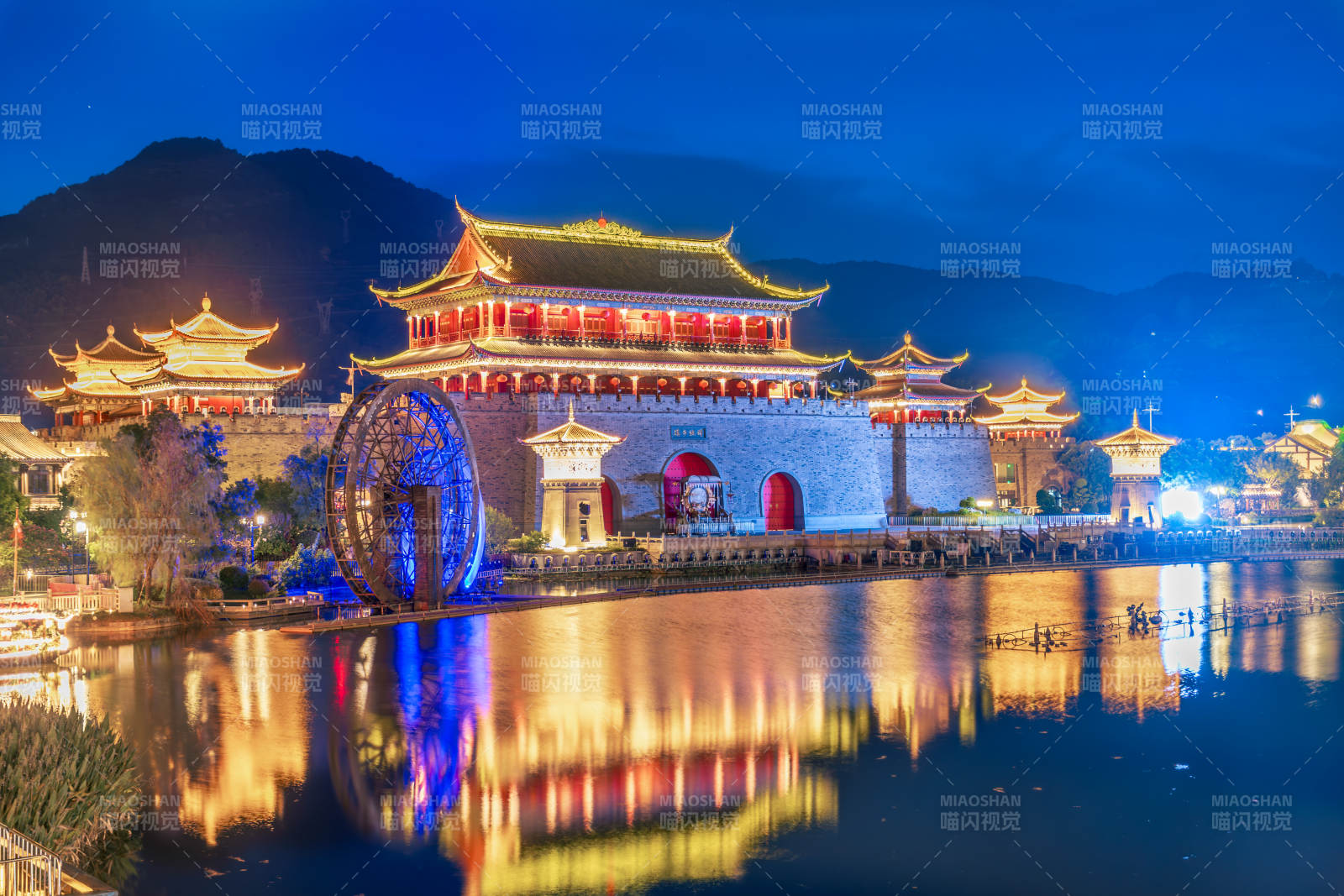 福州閩越水鎮(zhèn)夜色中的古城水景