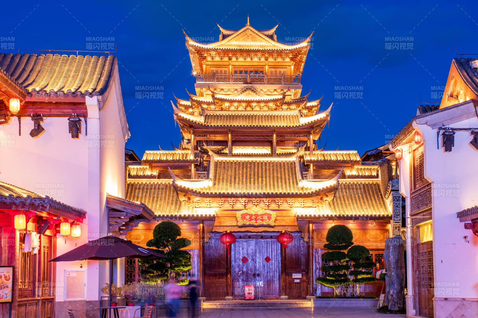福州閩越水鎮夜色中的古建筑門樓