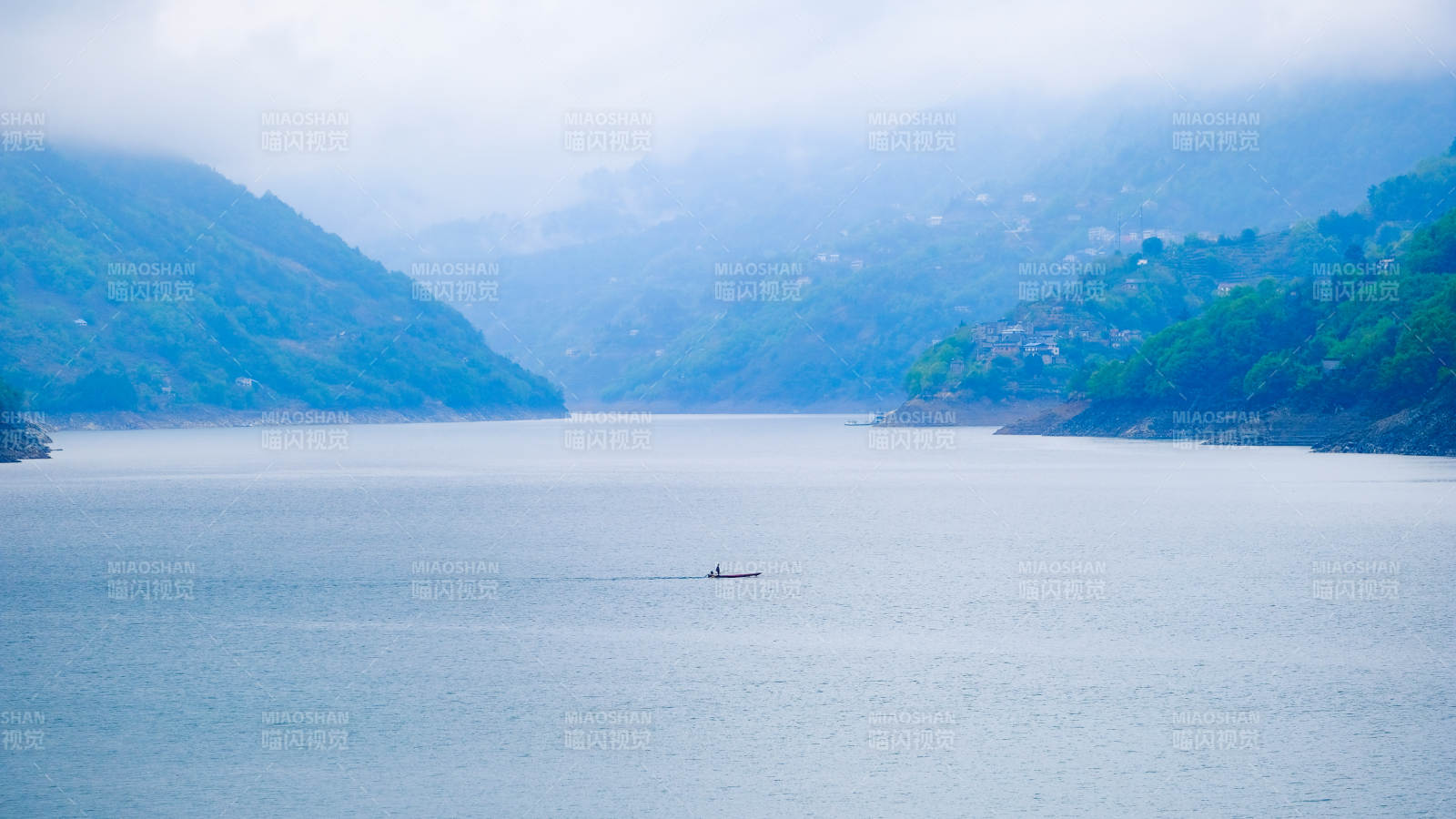 清江畫廊湖光山色靜謐行