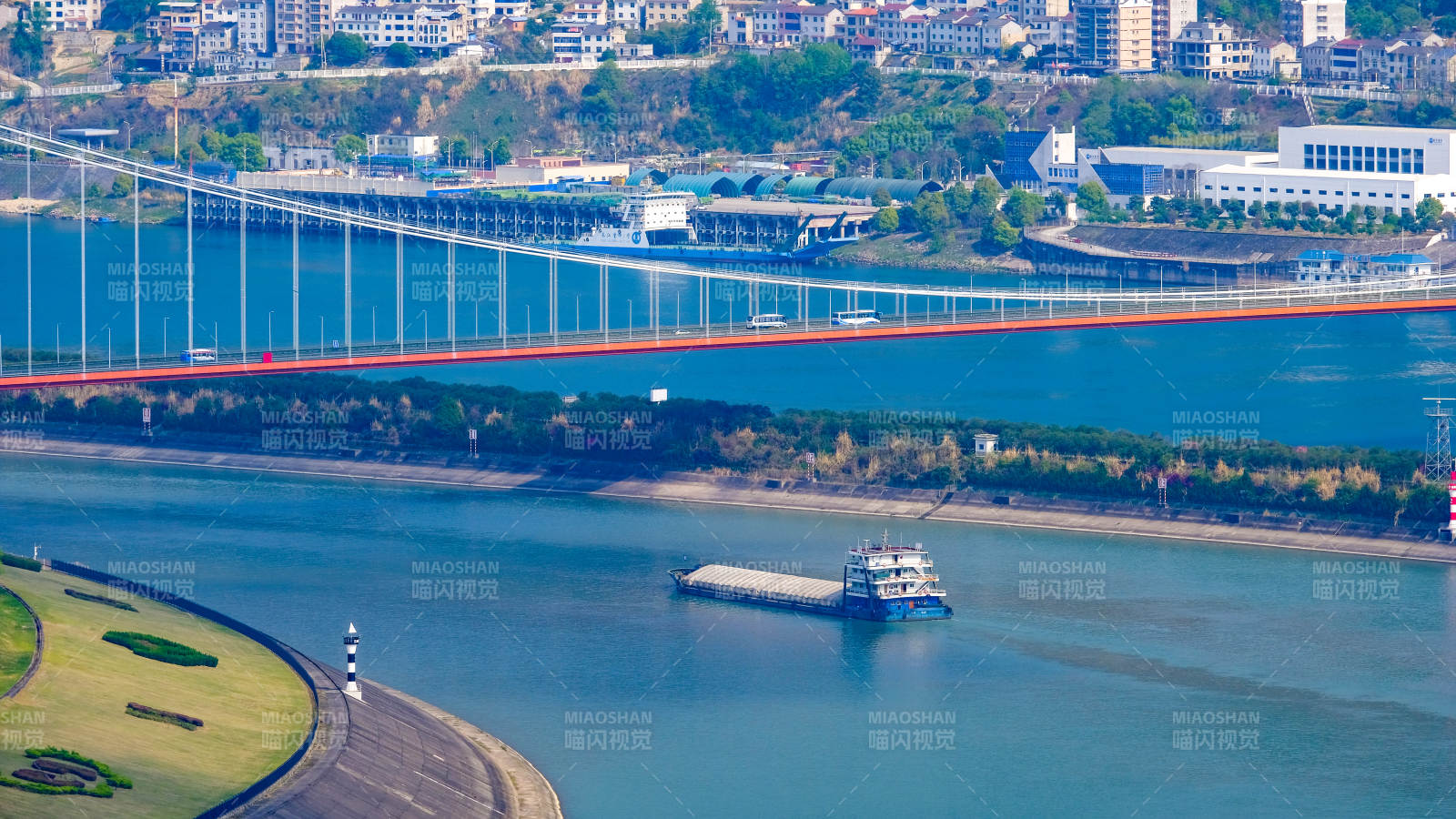 三峽大橋橫跨長(zhǎng)江