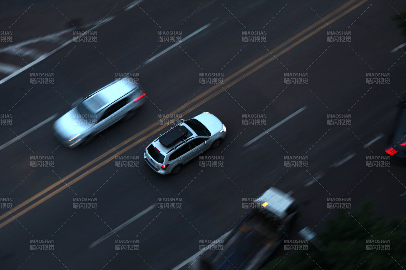 車流穿梭夜幕中
