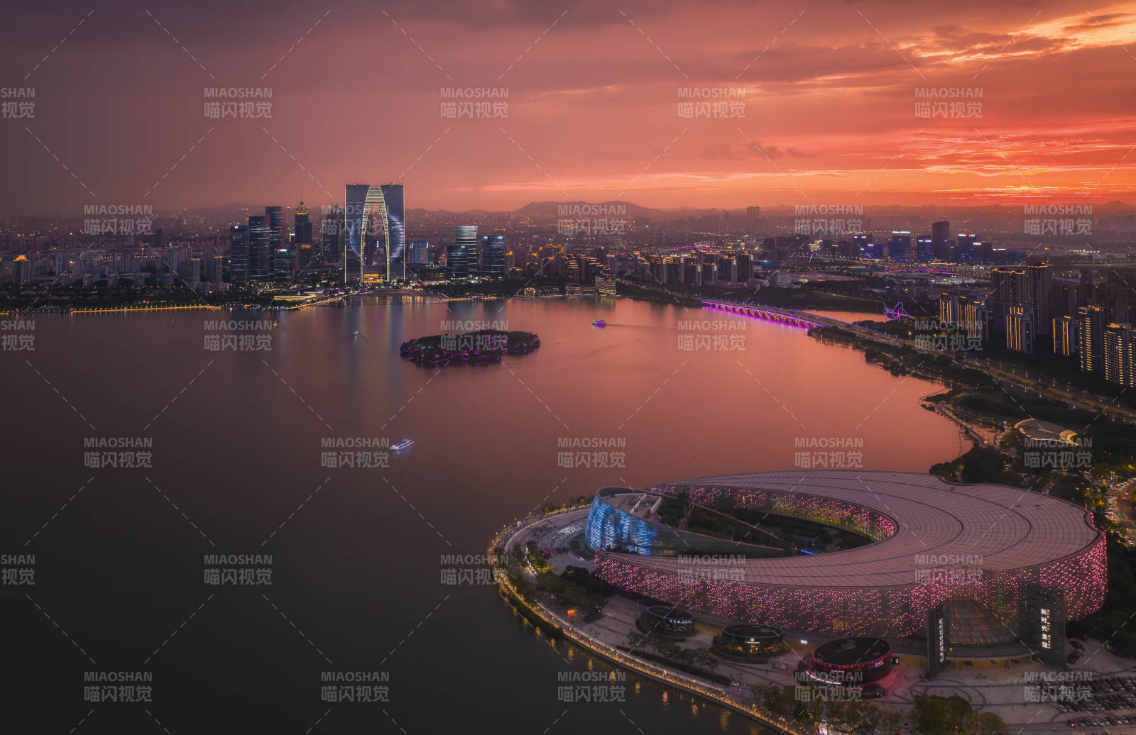 蘇州城市湖畔夜景