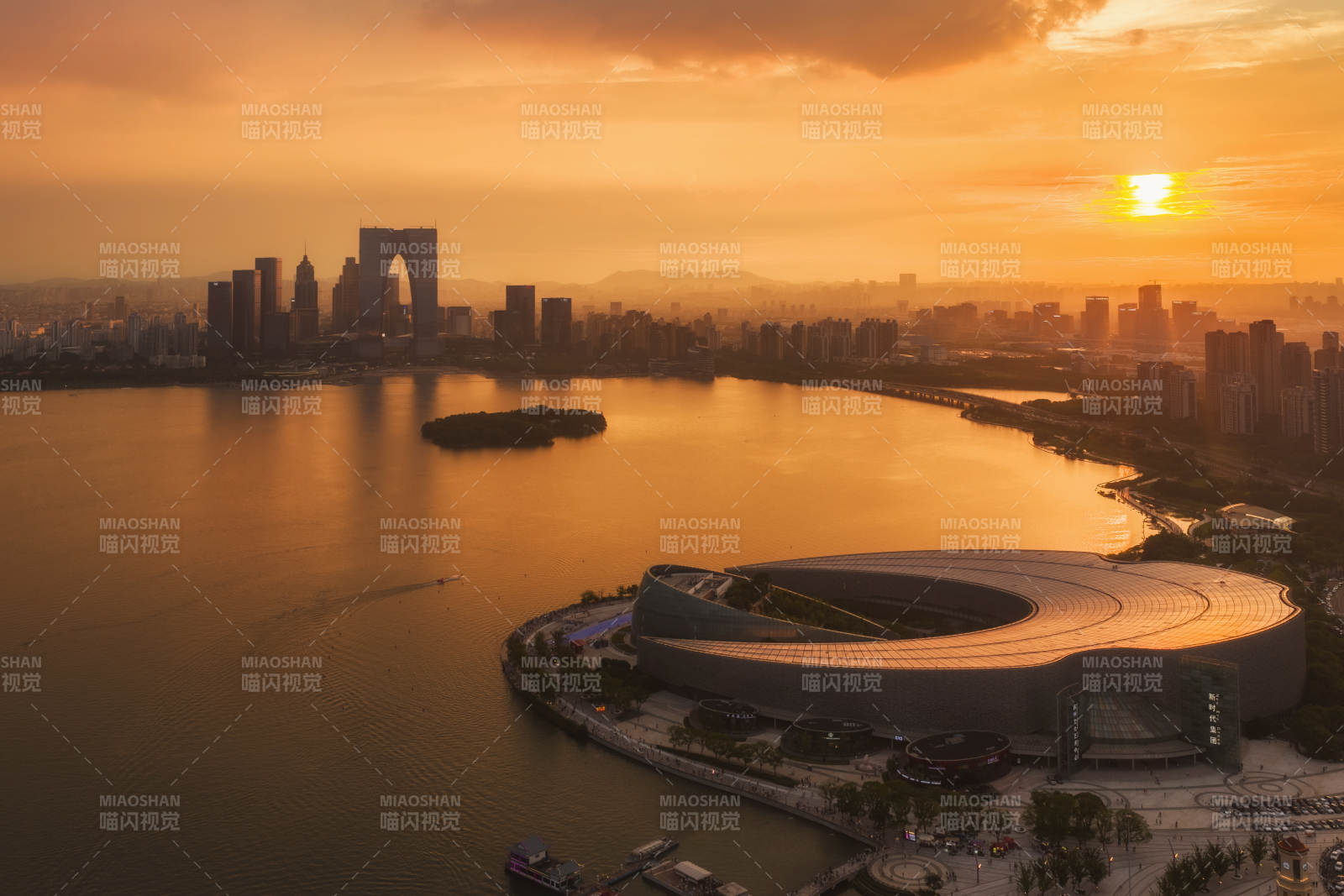 夕陽下的蘇州城市天際線