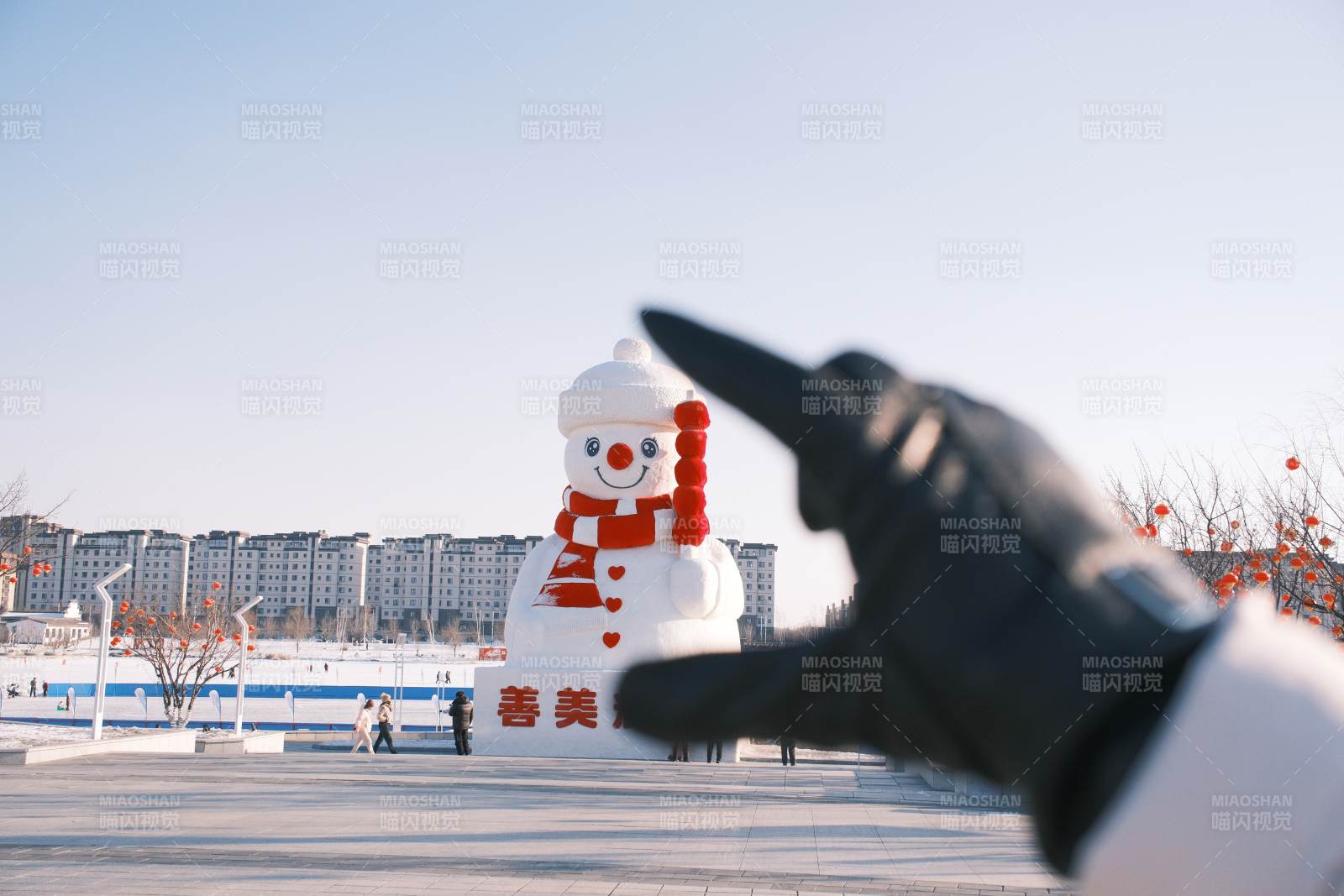 雪人前比心