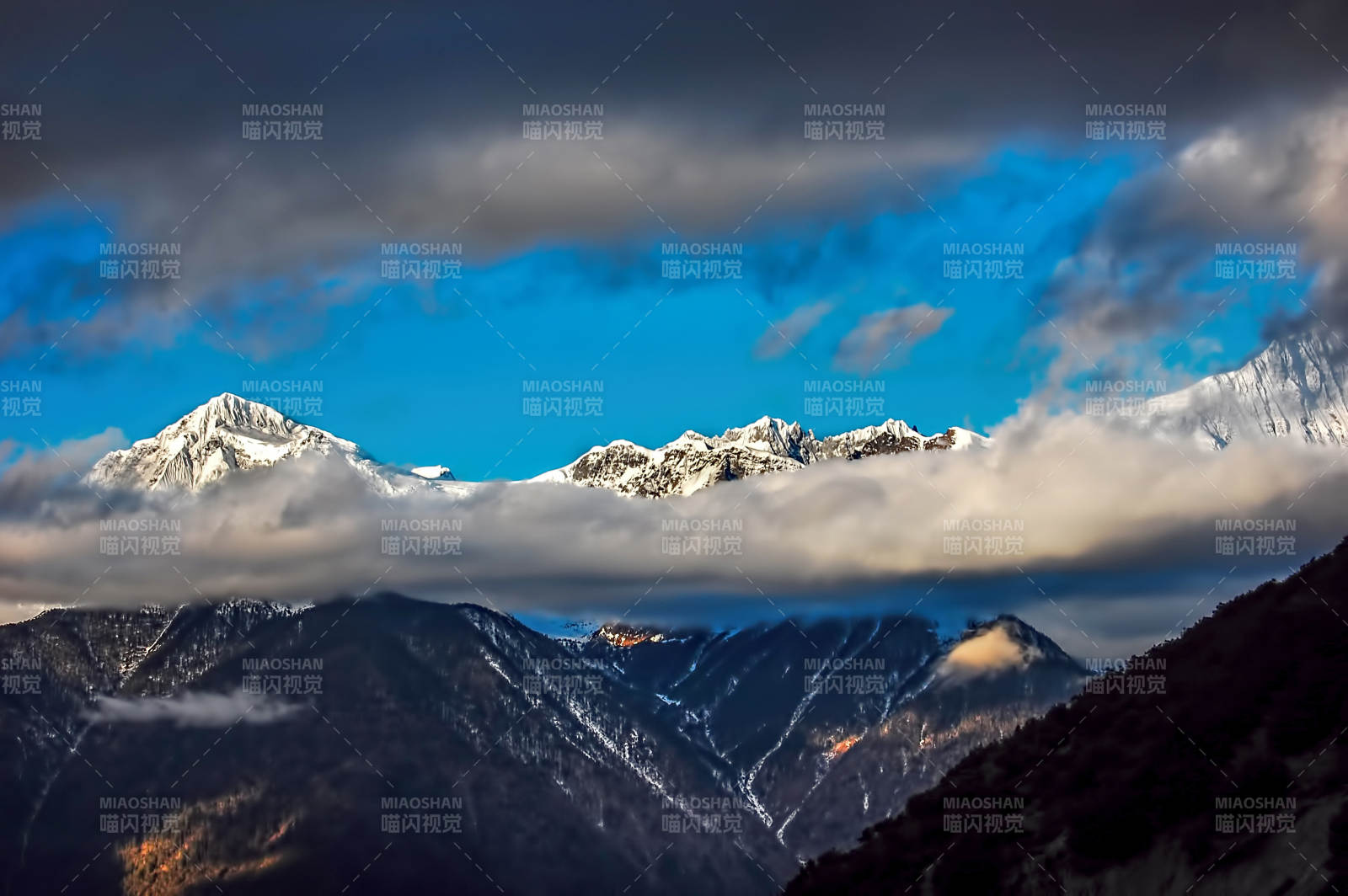 雪山云海壯麗景色