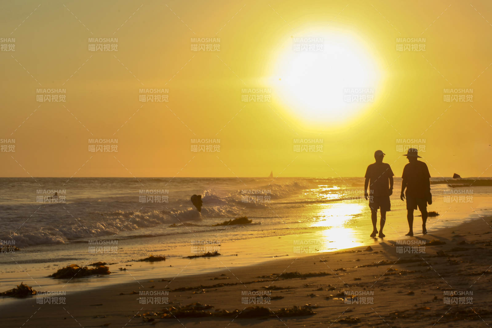 夕陽下的海灘剪影