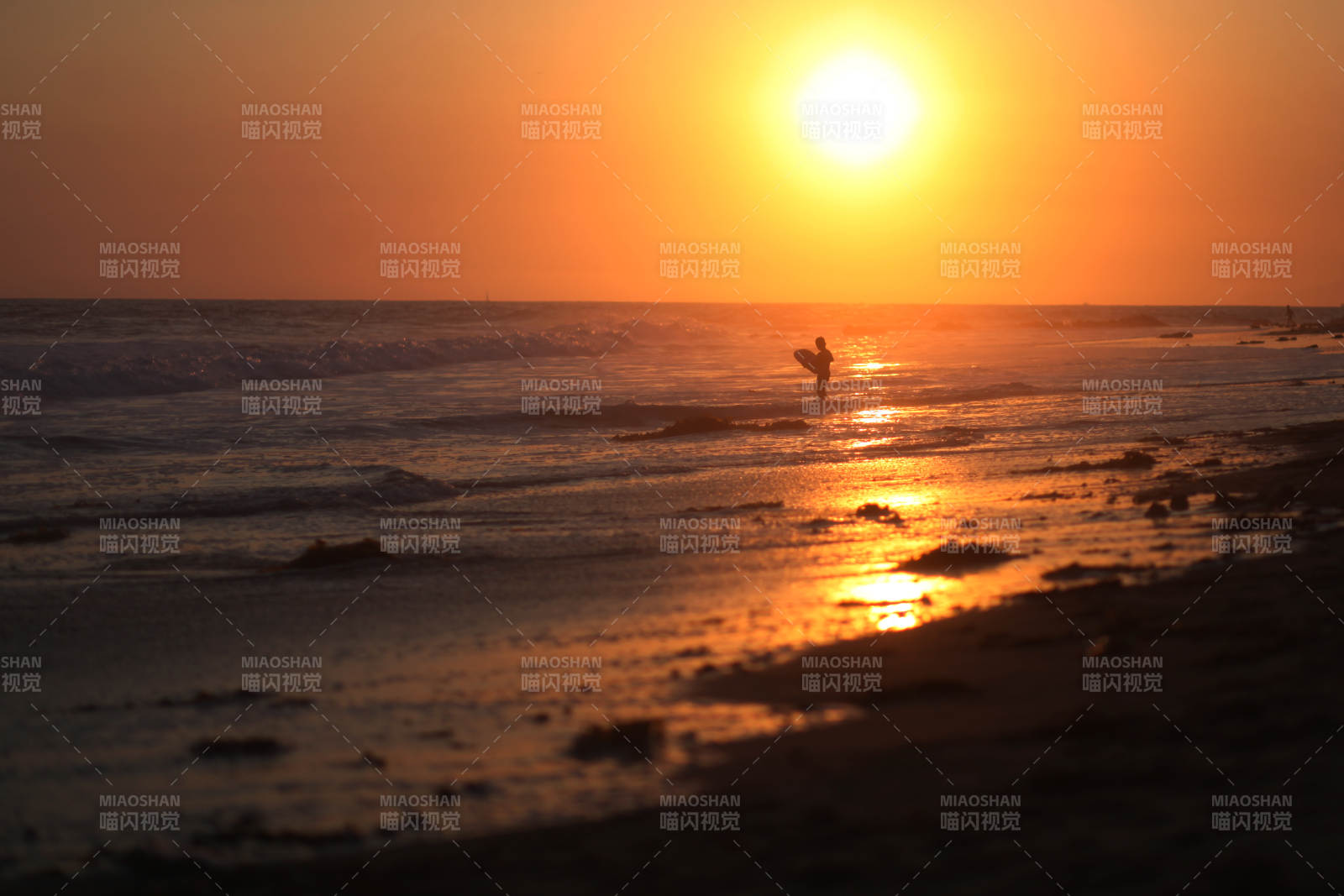 夕陽下的沖浪者
