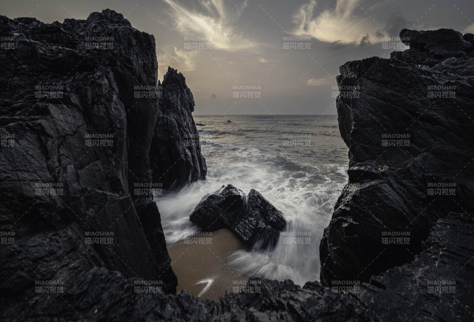 海浪拍岸