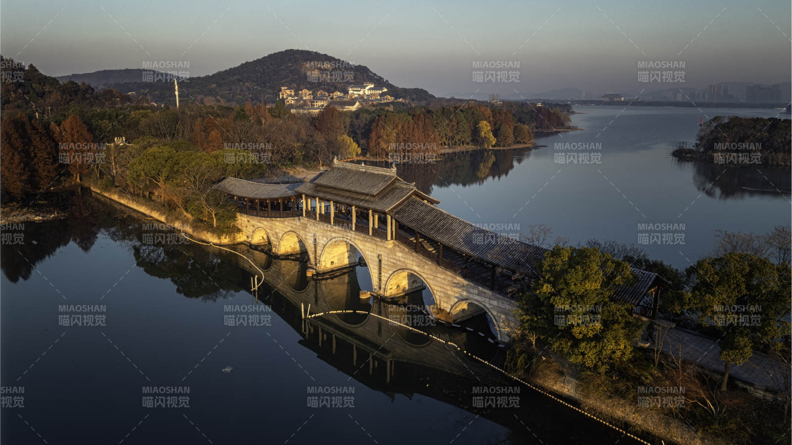 湖畔 古橋映秋色