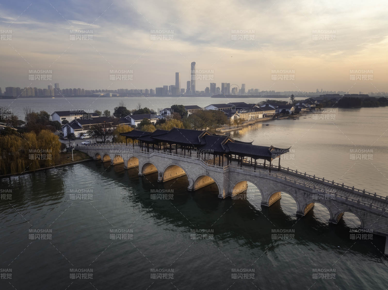 秋天清晨的蘇州工業(yè)園區(qū)李公堤金光穿洞風景