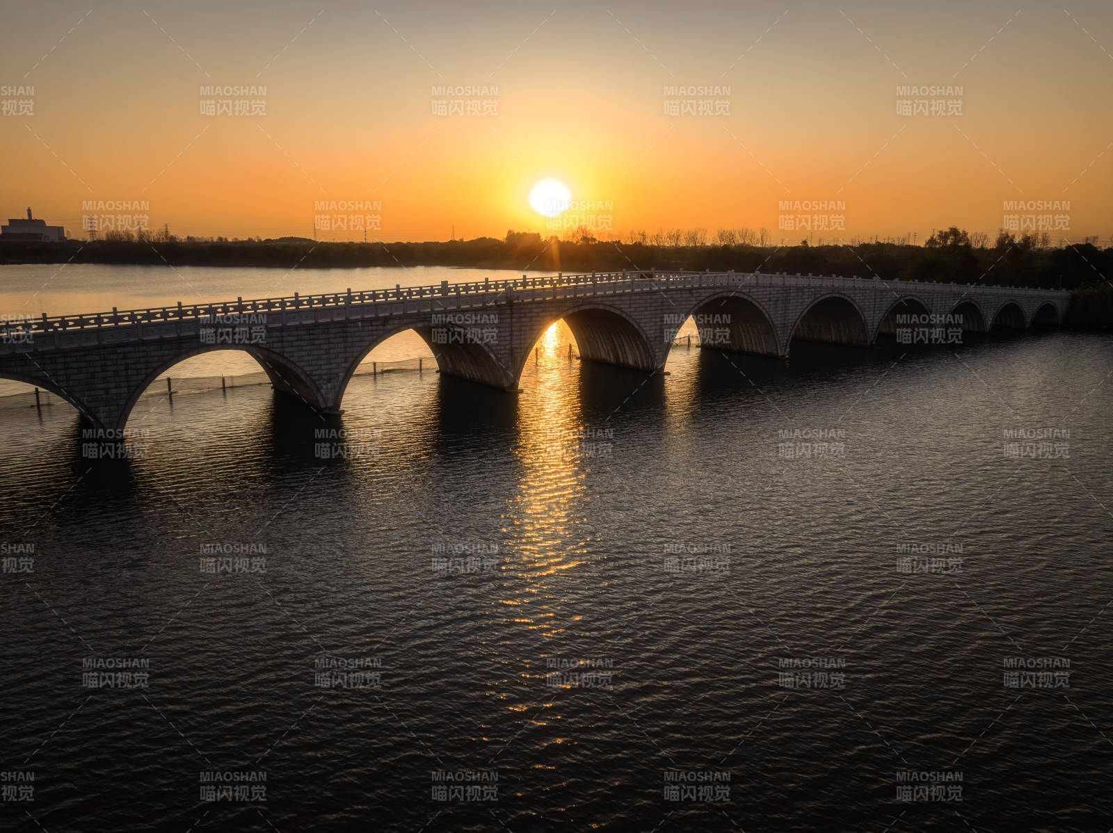 夕陽下的拱橋