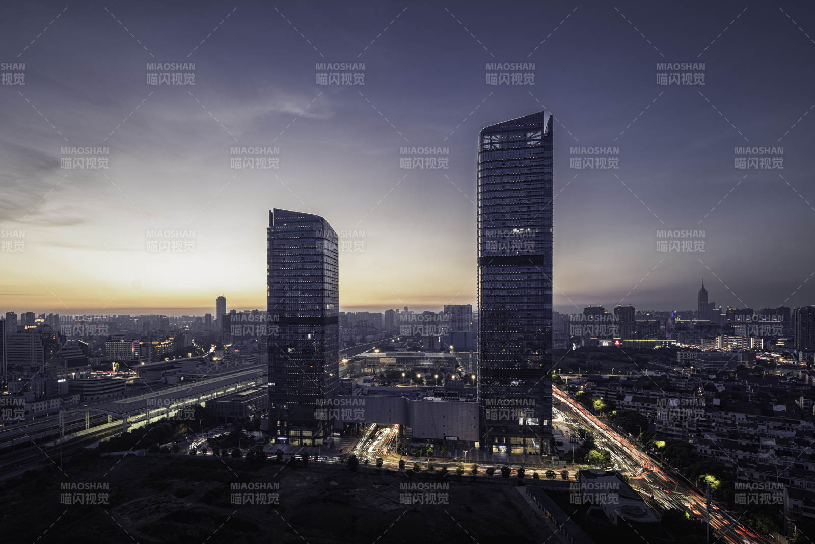 城市夜景雙塔樓美景