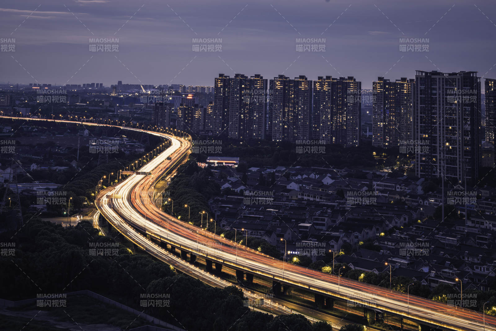 夜幕下的城市高速美景
