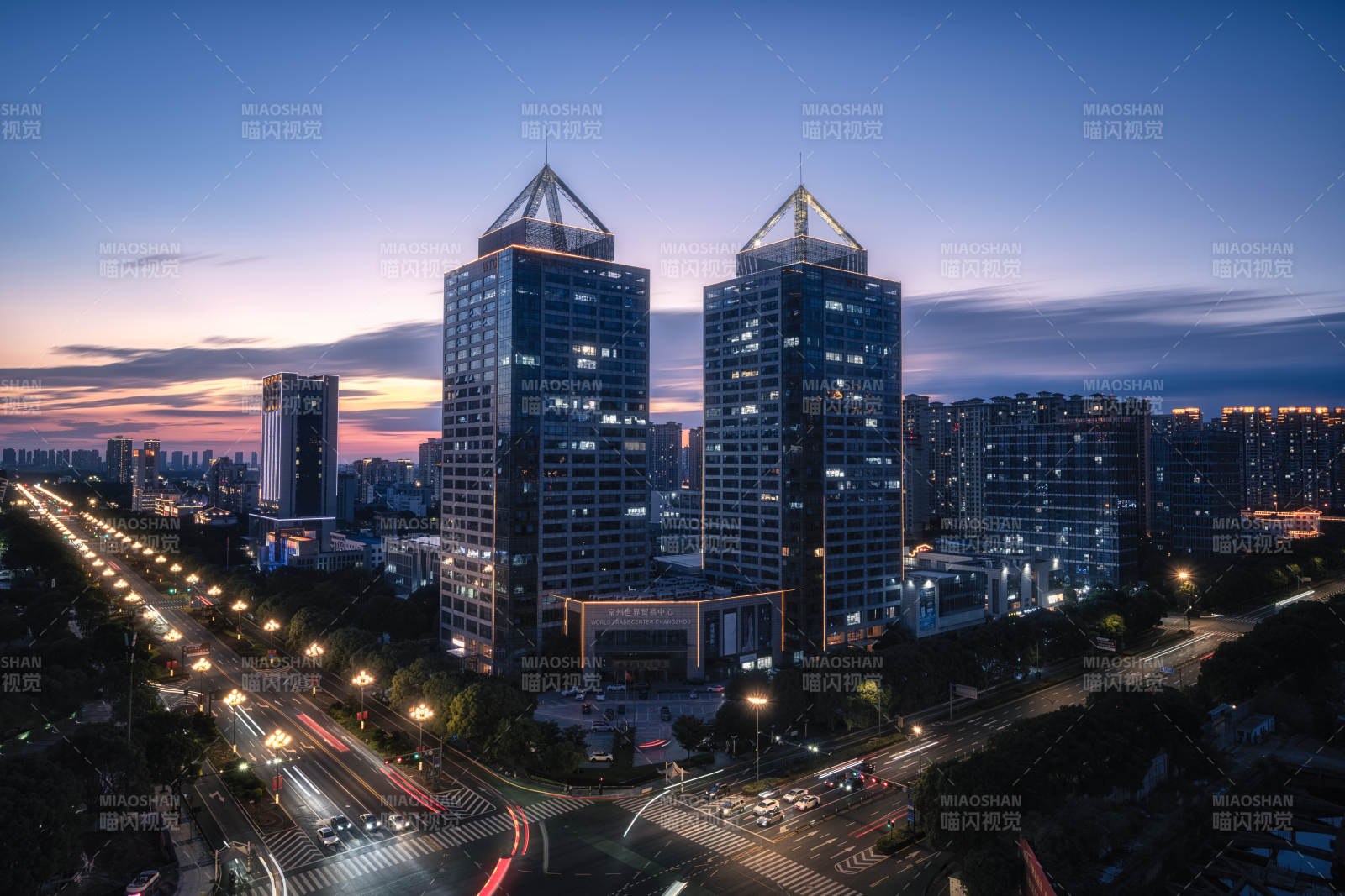 城市夜景雙塔樓美景