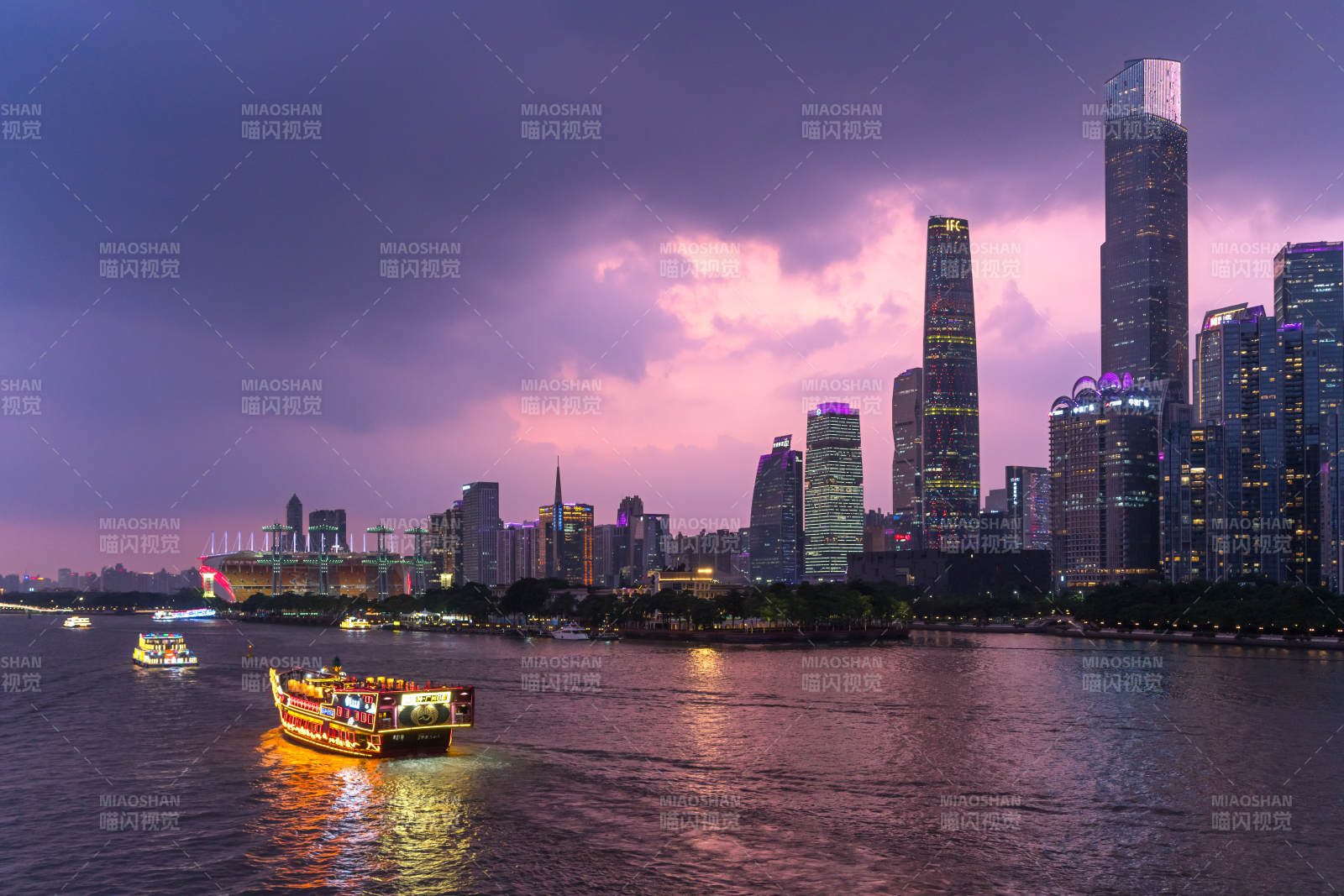 晚霞下的廣州珠江新城旁的夜游游船