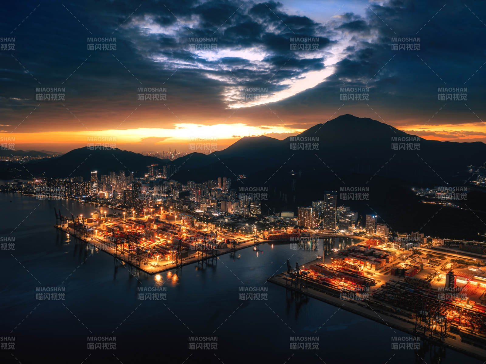 夜幕下的城市港灣