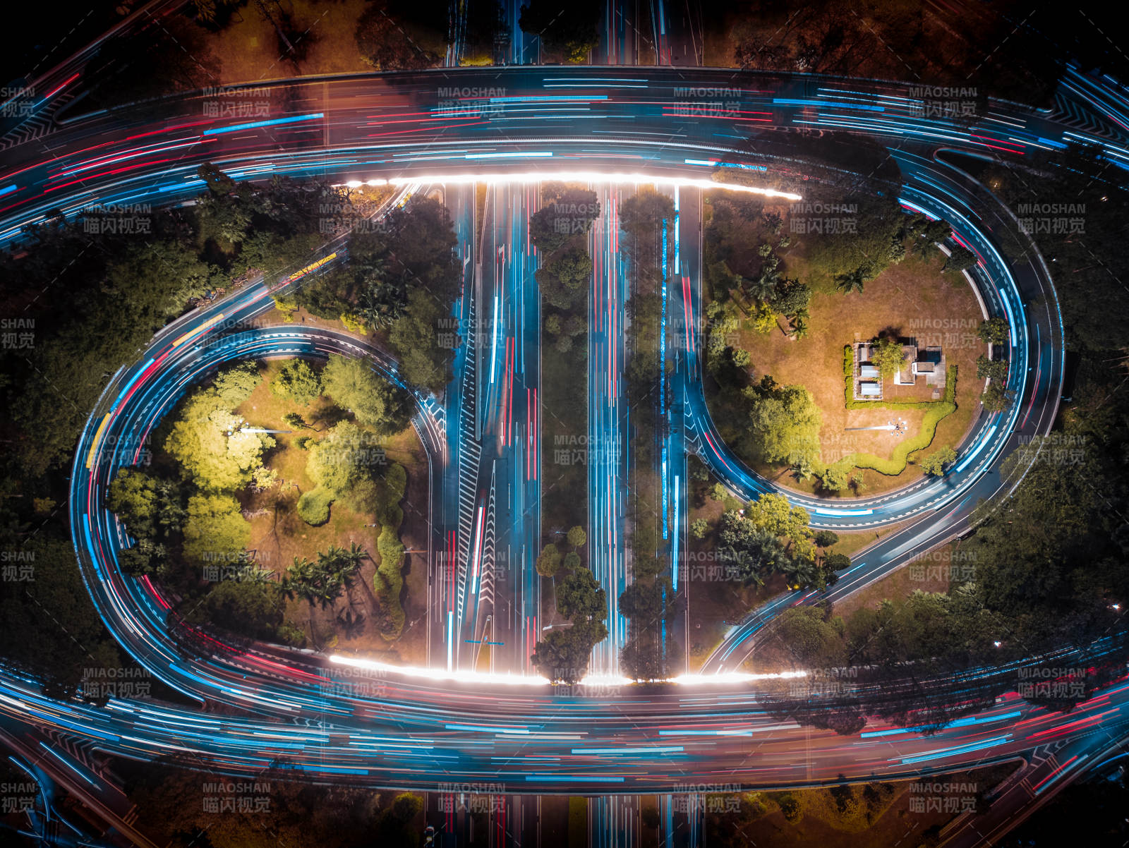 夜色中的環(huán)形公路