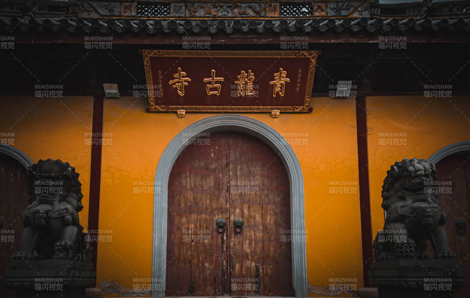上海青龍古寺門景