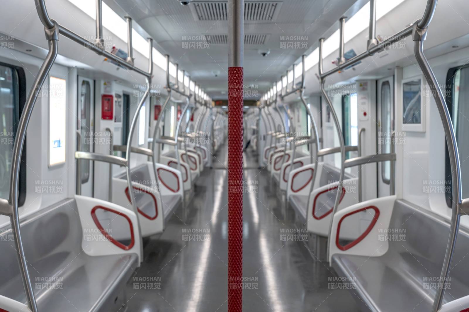 地鐵車廂內部景象
