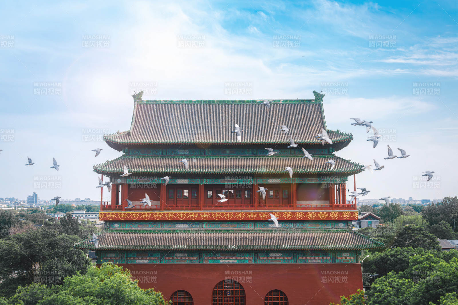 秋天陽光下中國北京古建筑鐘鼓樓