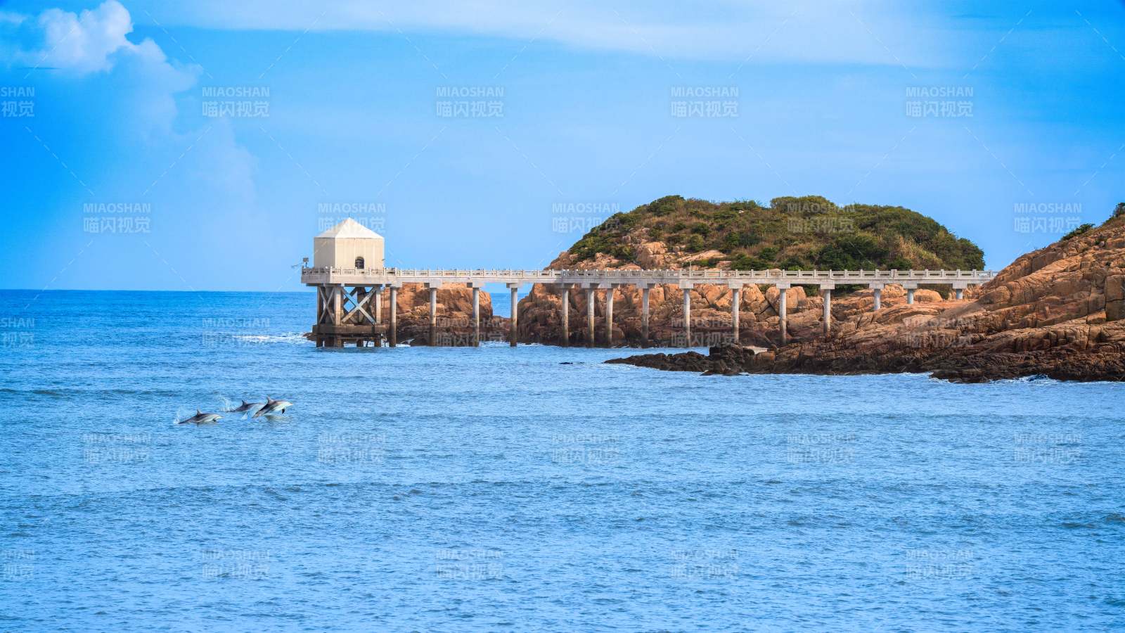 海中燈塔與巖石島