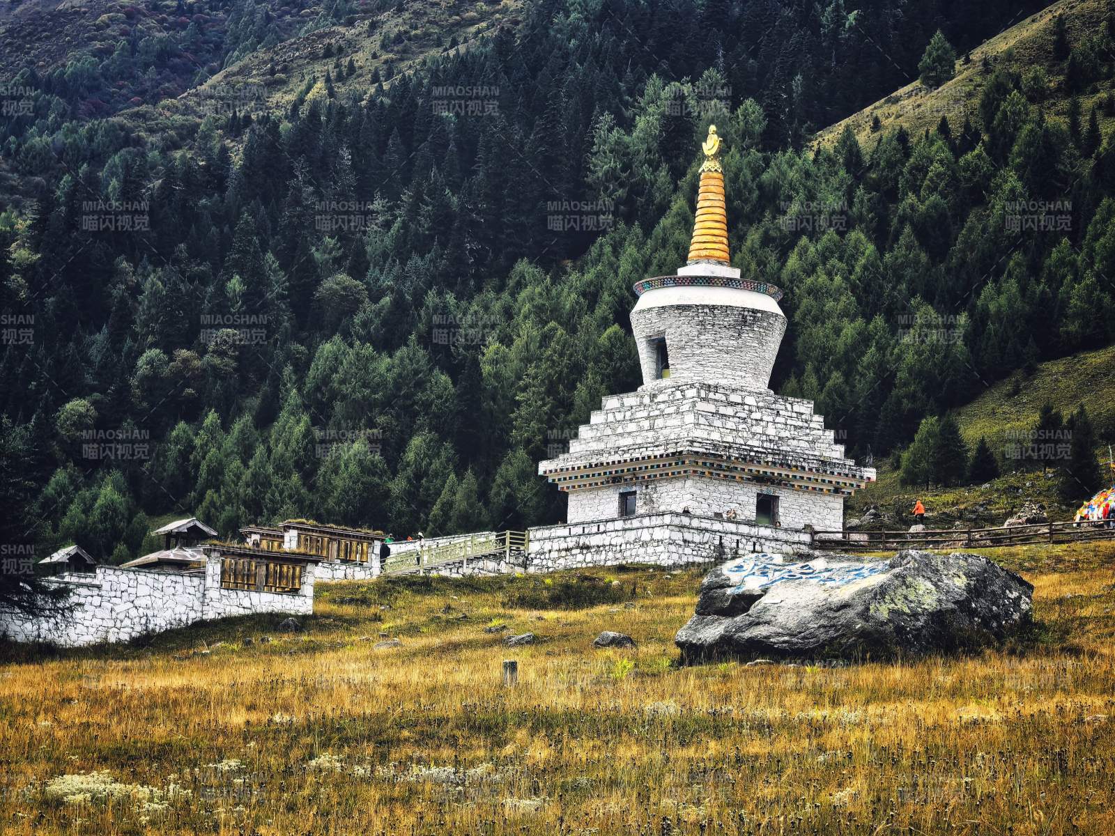 山間白塔靜謐景