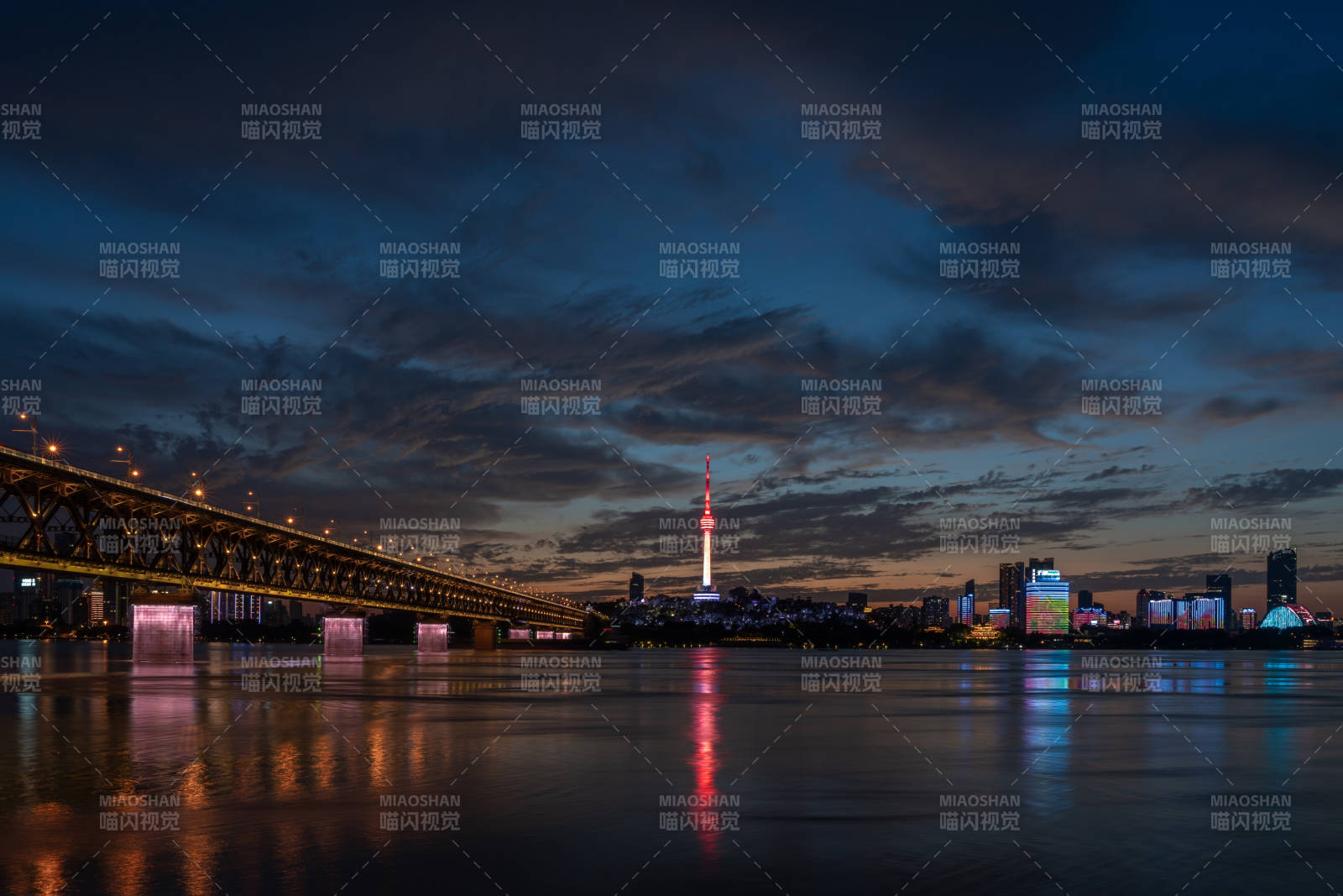 武漢長(zhǎng)江大橋夜景