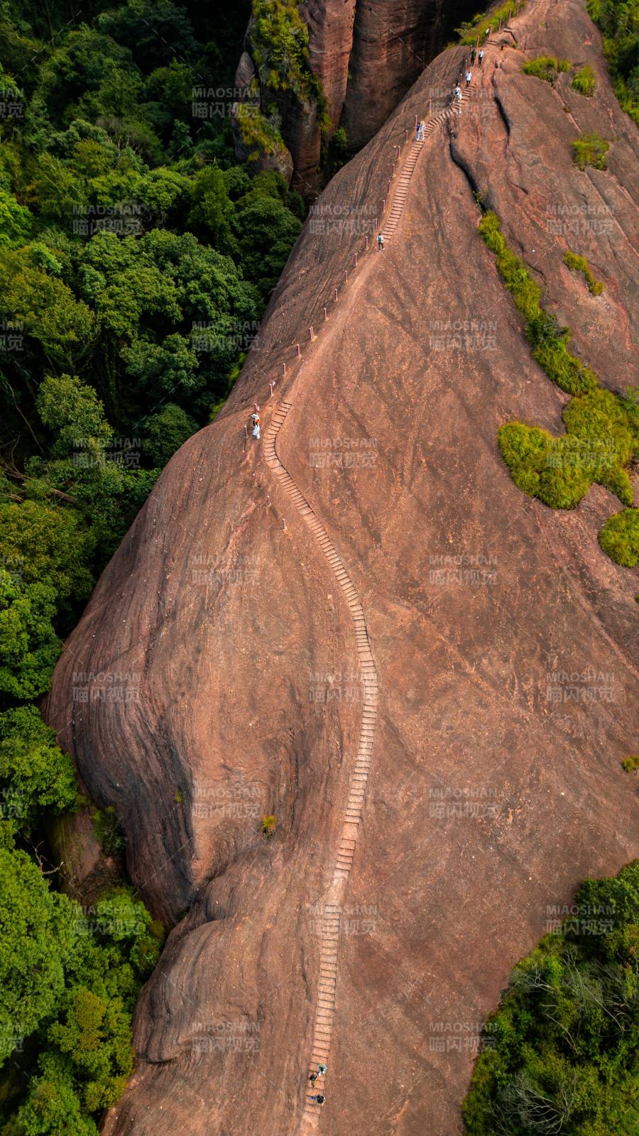 峭壁棧道行者