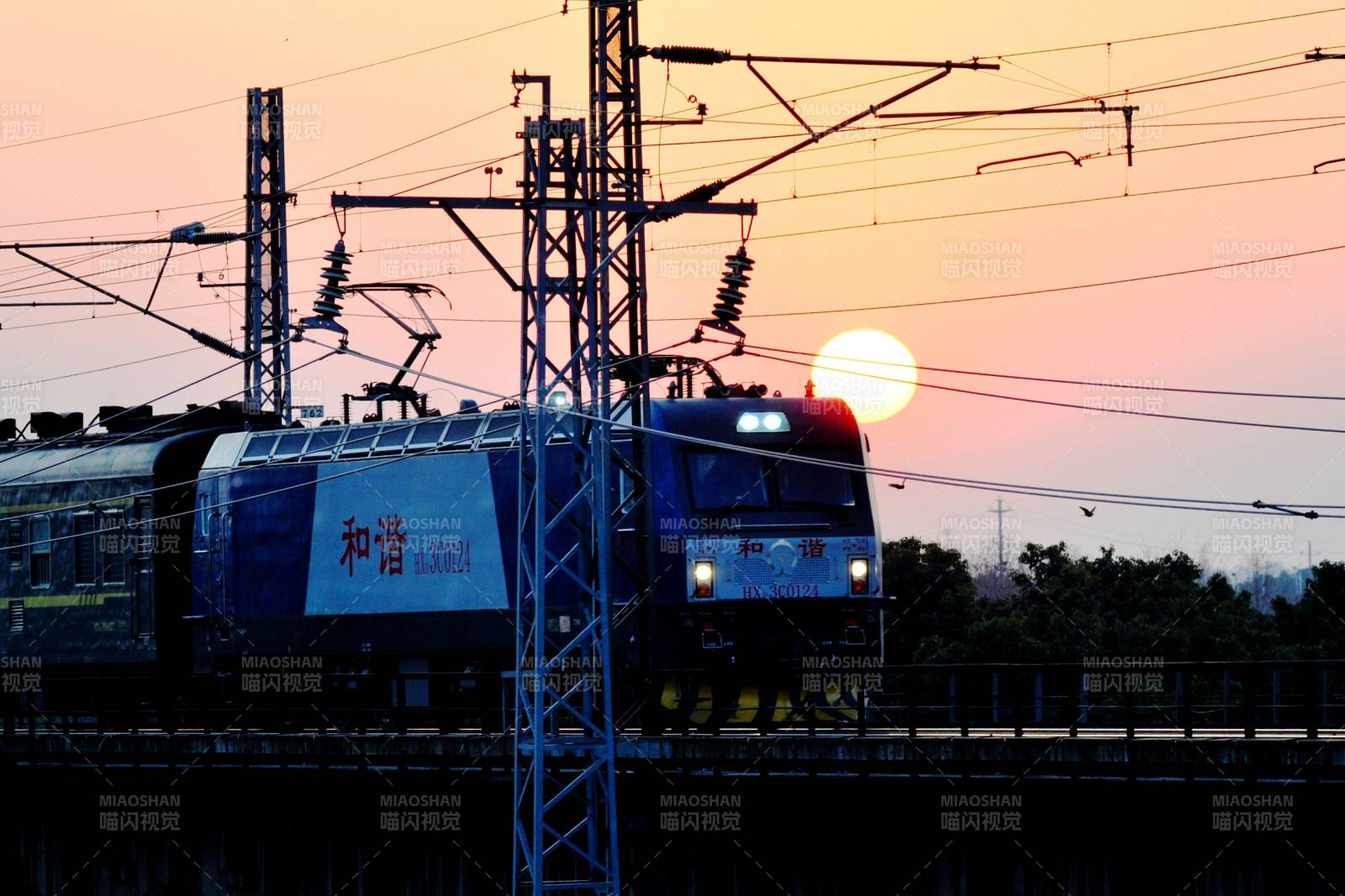 夕陽下的和諧號列車