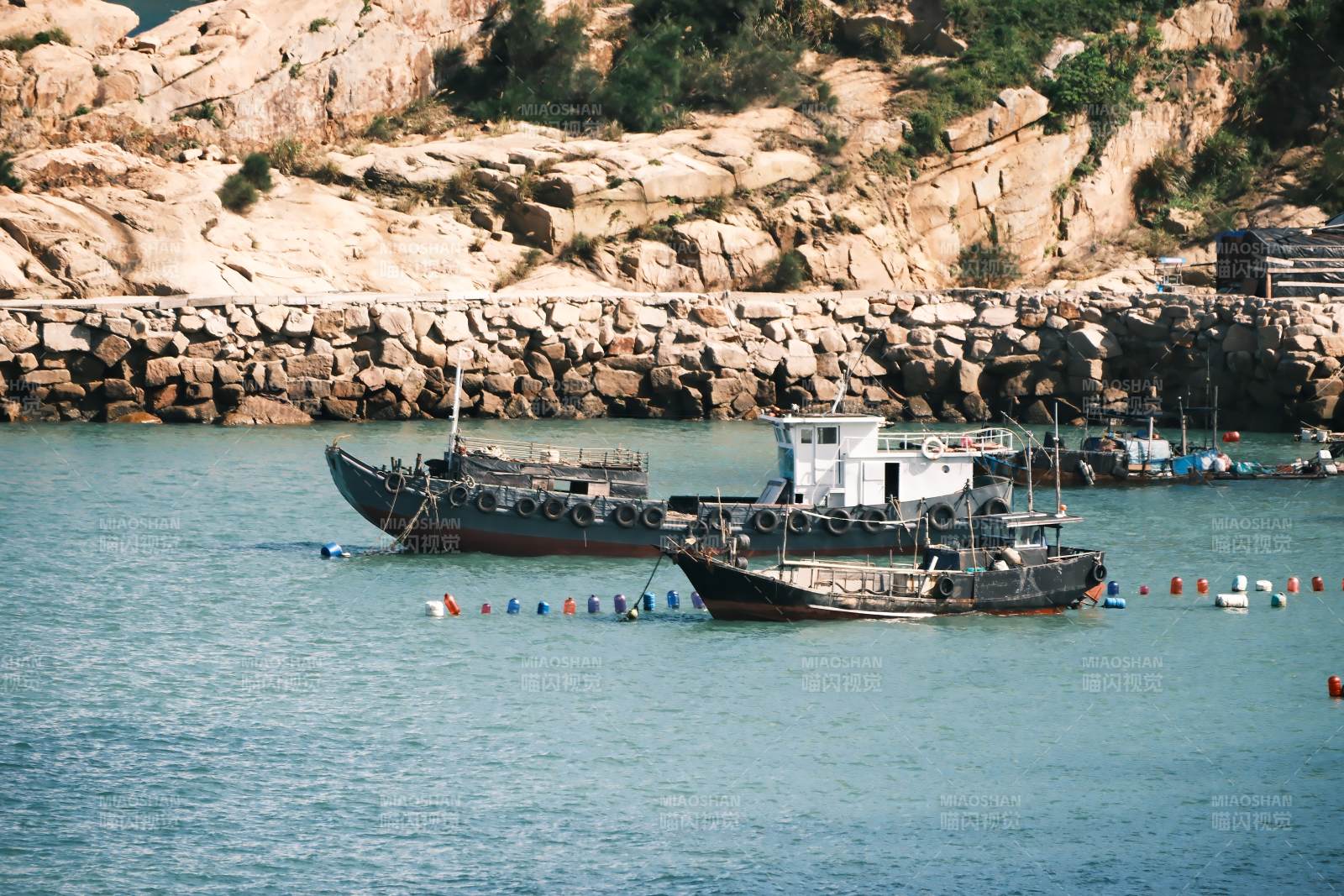 漁船停泊海灣小漁村
